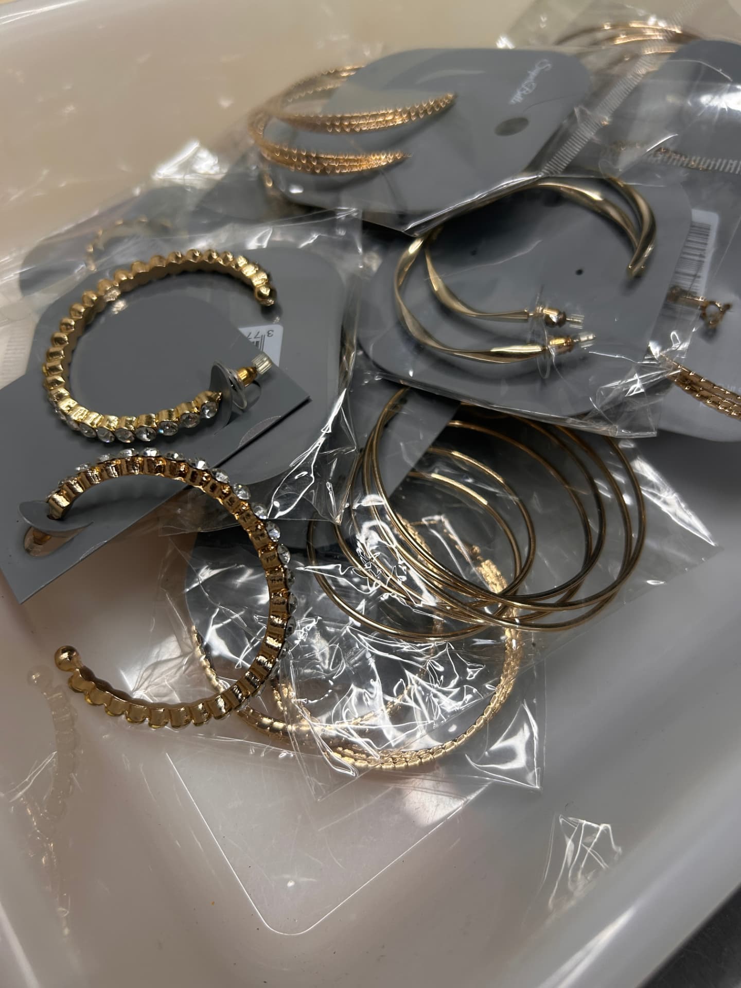 Primer plano de aros retorcidos y set de aros finos