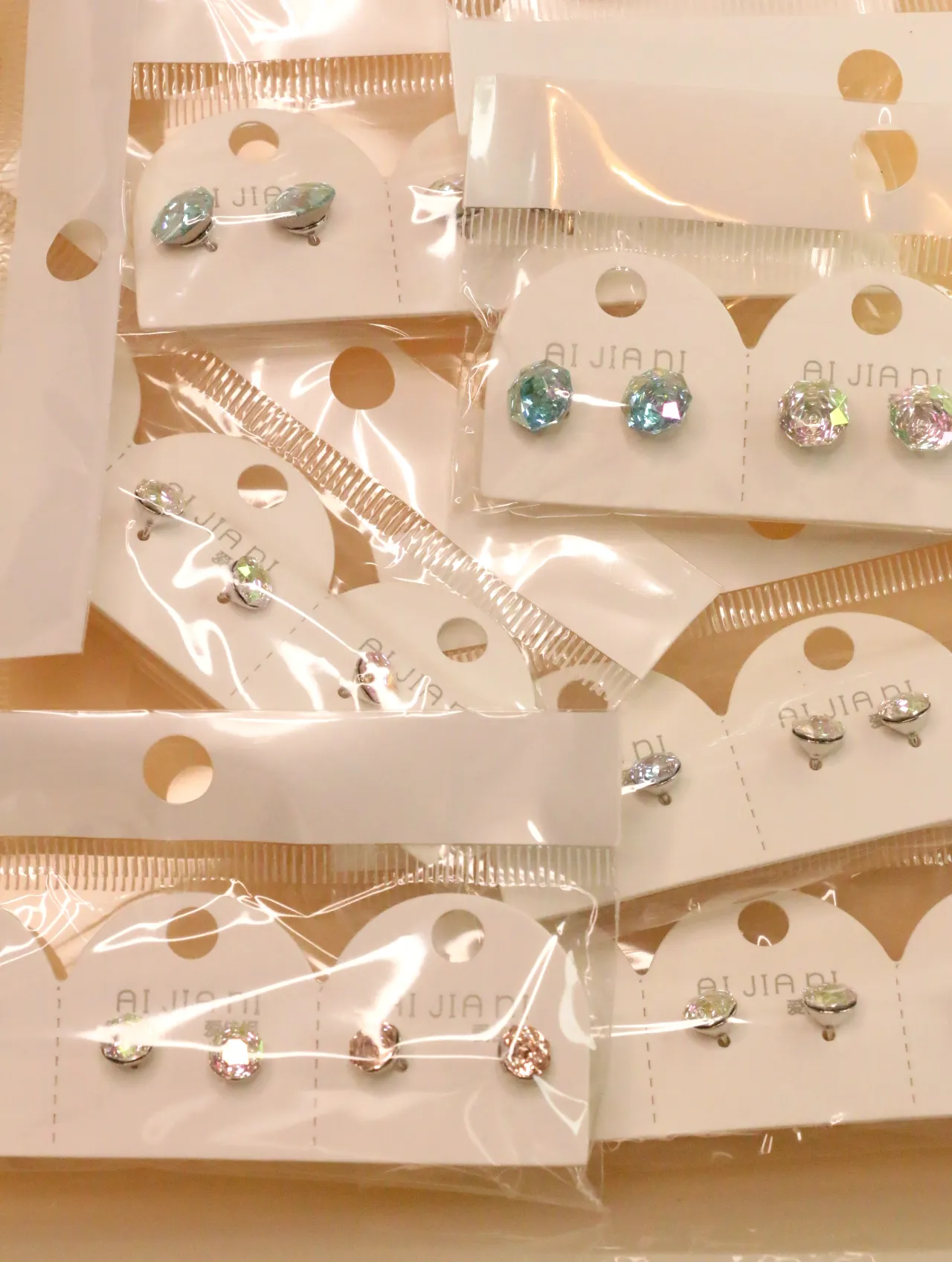 Pendientes envasados con piedras azules e irisadas — lote de pendientes de moda, vista lateral · Lotes Bisutería (0015)