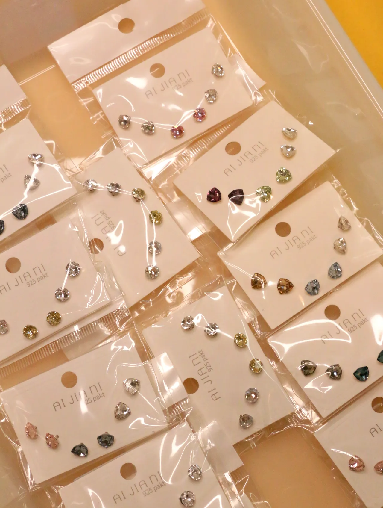 Surtido de pendientes de colores sobre tarjetas — lote de pendientes baratos, detalle · Lotes Bisutería (0016)