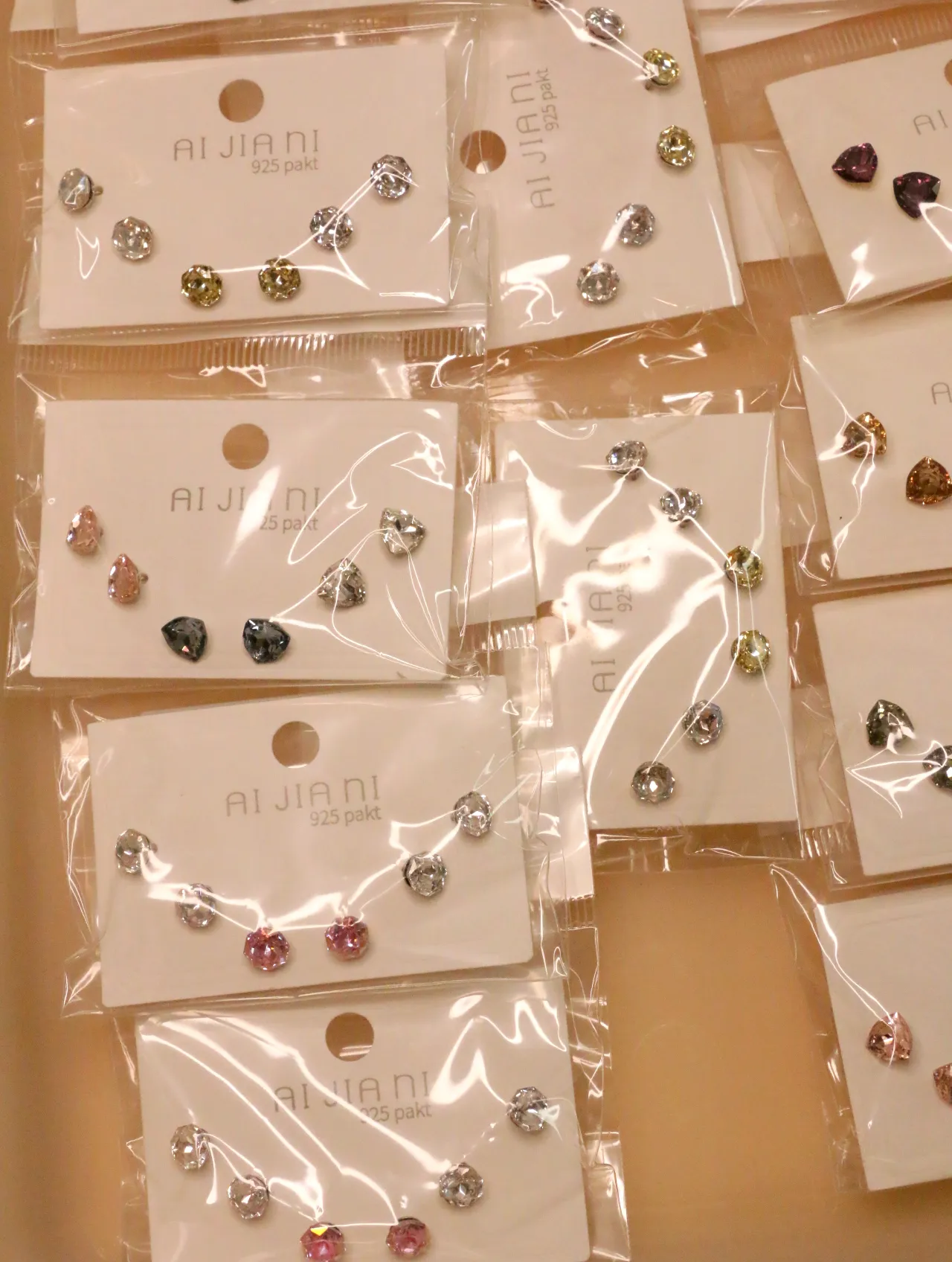 Detalle de pendientes brillantes de formas variadas — lote de pendientes dorados, primer plano · Lotes Bisutería (0016)