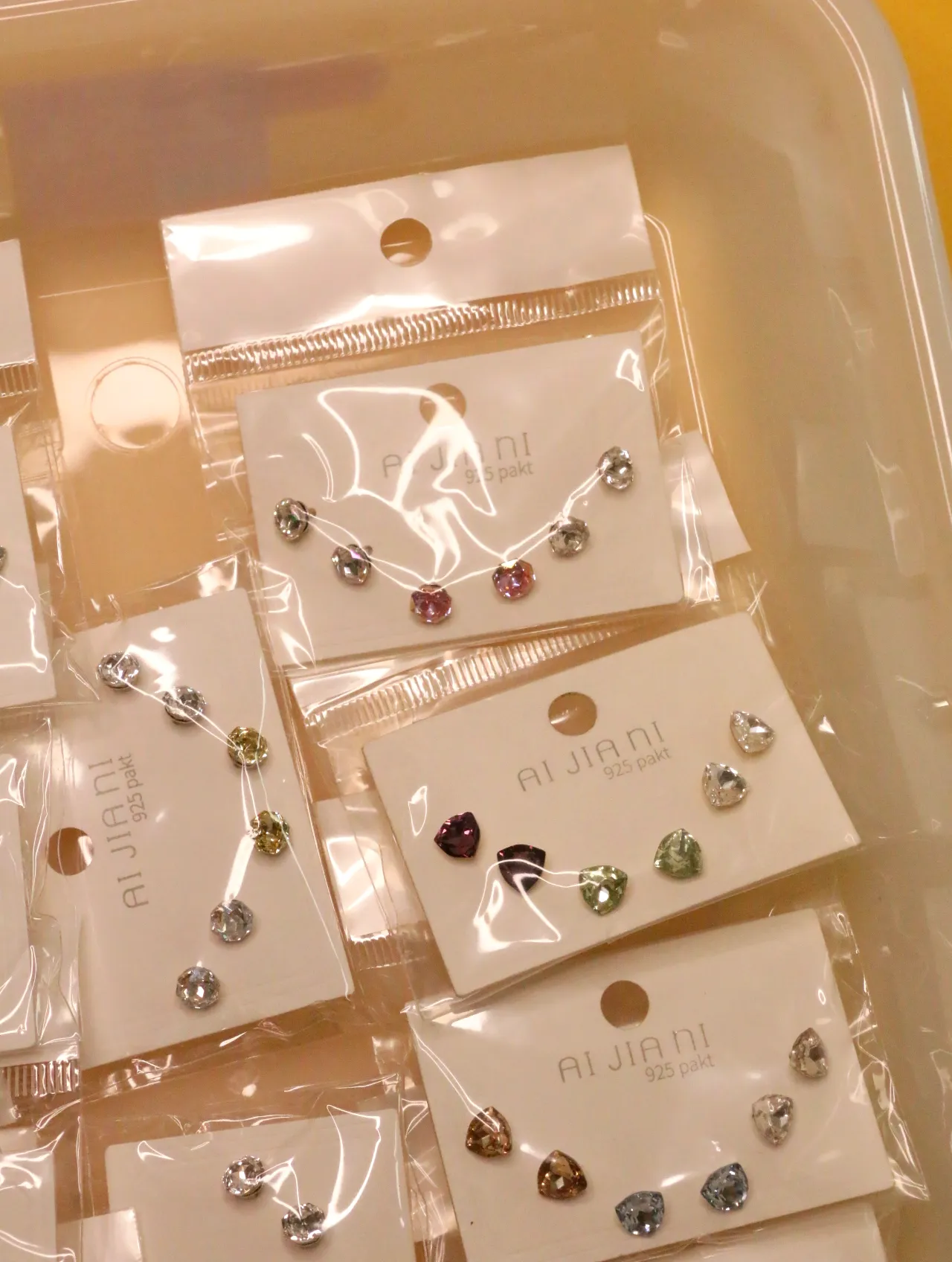 Pendientes de colores redondos, de corazón y de gota — lote de pendientes de moda, vista lateral · Lotes Bisutería (0016)