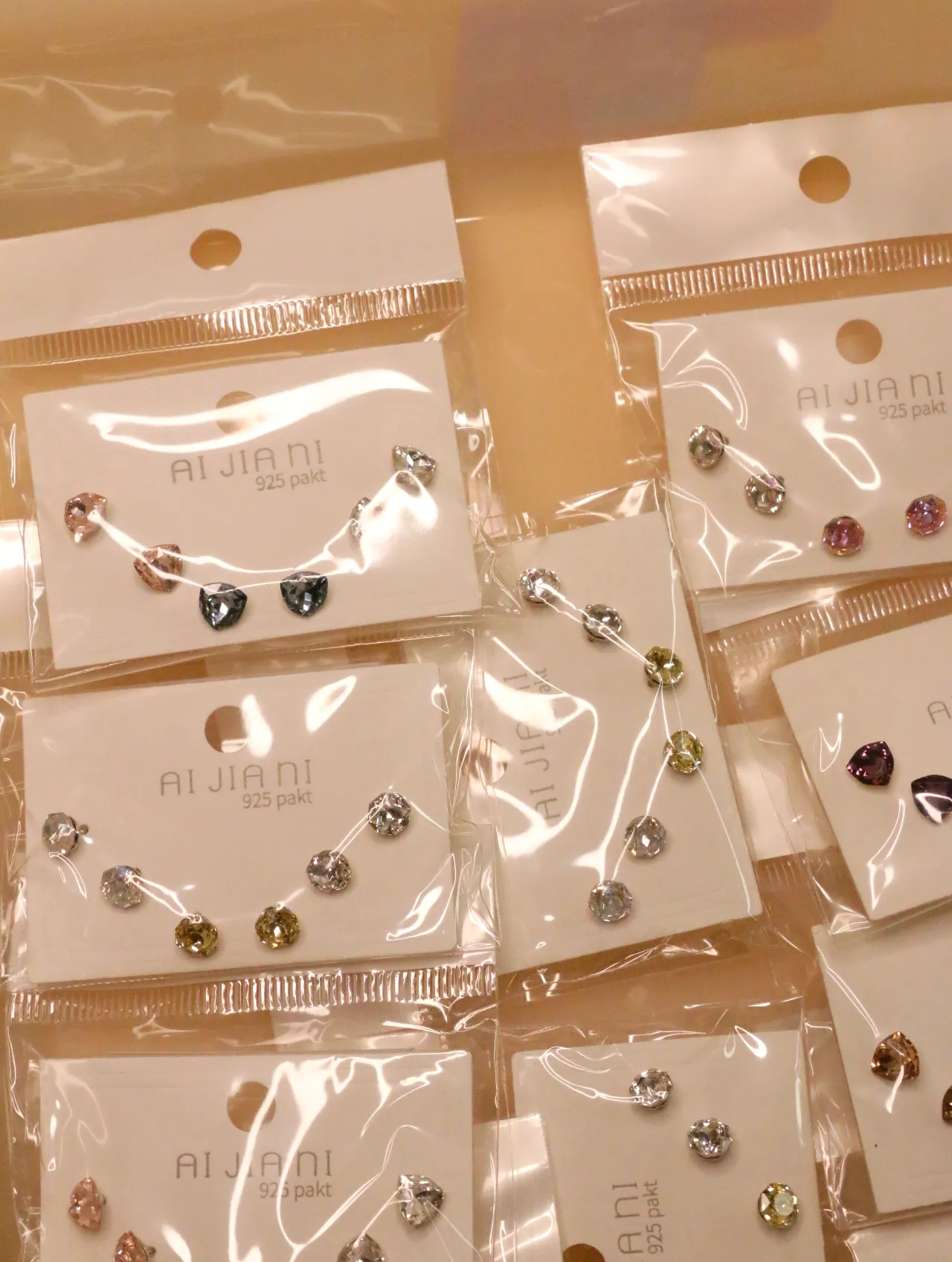 Pendientes facetados en tarjetas y bolsas transparentes — lote de pendientes originales, detalle del acabado · Lotes Bisutería (0016)