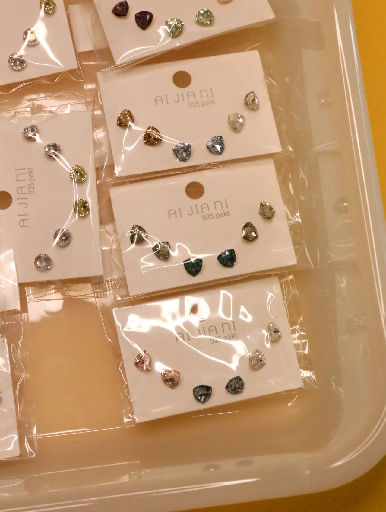 Lote de pendientes pequeños de colores al por mayor — lote de pendientes para mujer, detalle · Lotes Bisutería (0016)