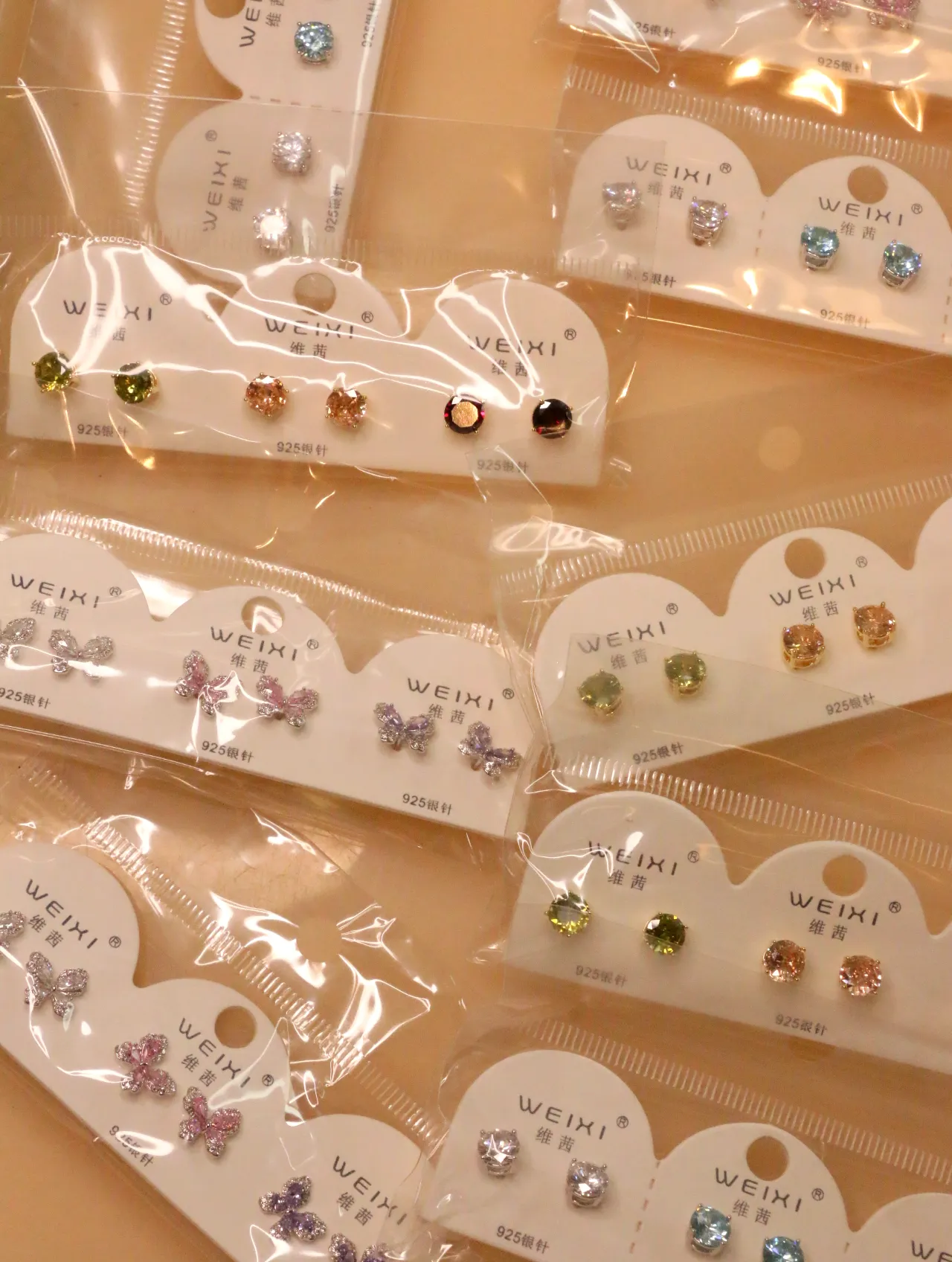 Surtido de pendientes de colores y mariposas sobre tarjetas — lote de pendientes baratos, detalle · Lotes Bisutería (0017)