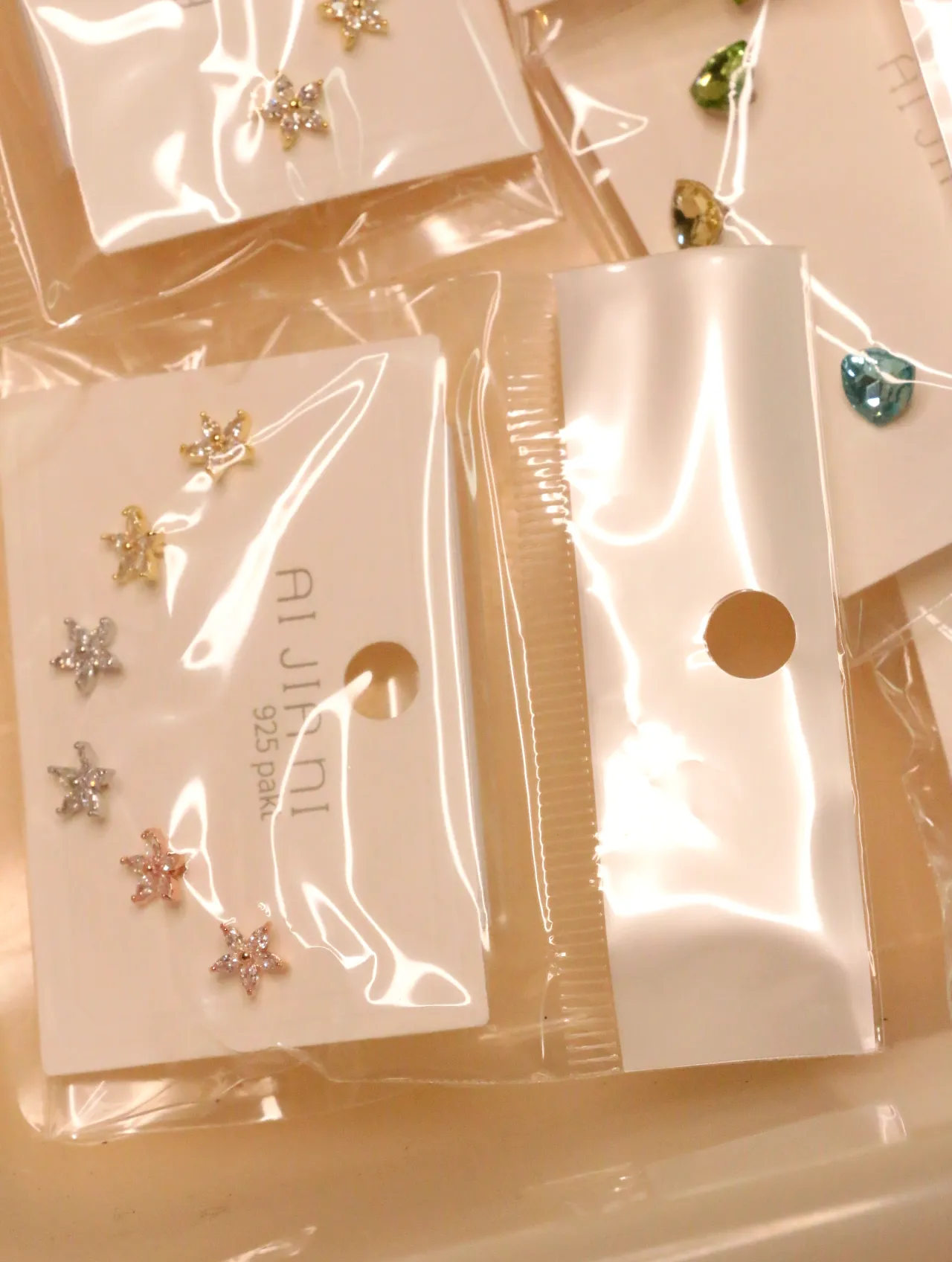 Pendientes florales con acabados metalizados sobre tarjetas — lote de pendientes baratos, detalle · Lotes Bisutería (0018)