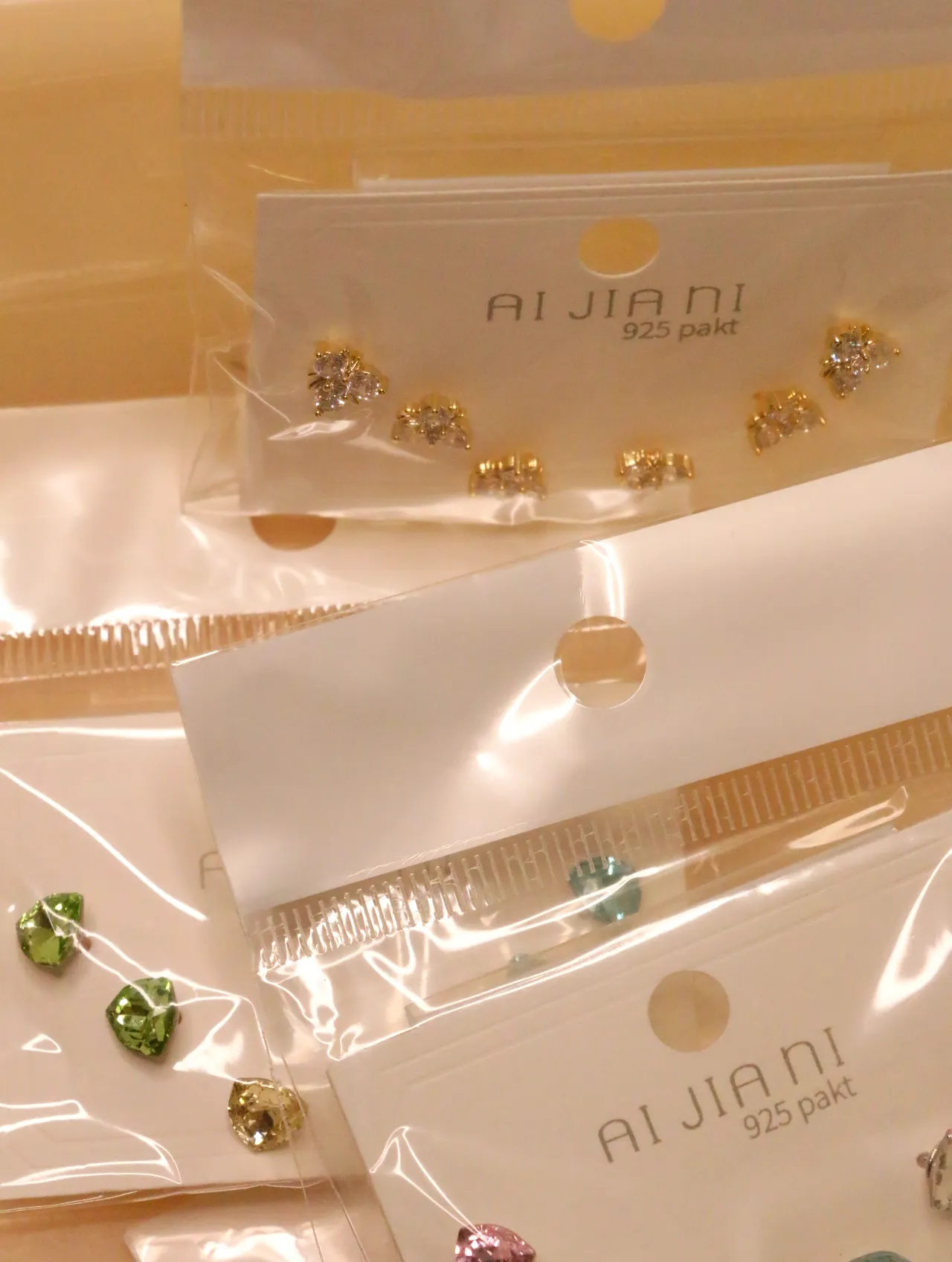 Pendientes variados florales y de colores sobre tarjetas — lote de pendientes de moda, vista lateral · Lotes Bisutería (0018)