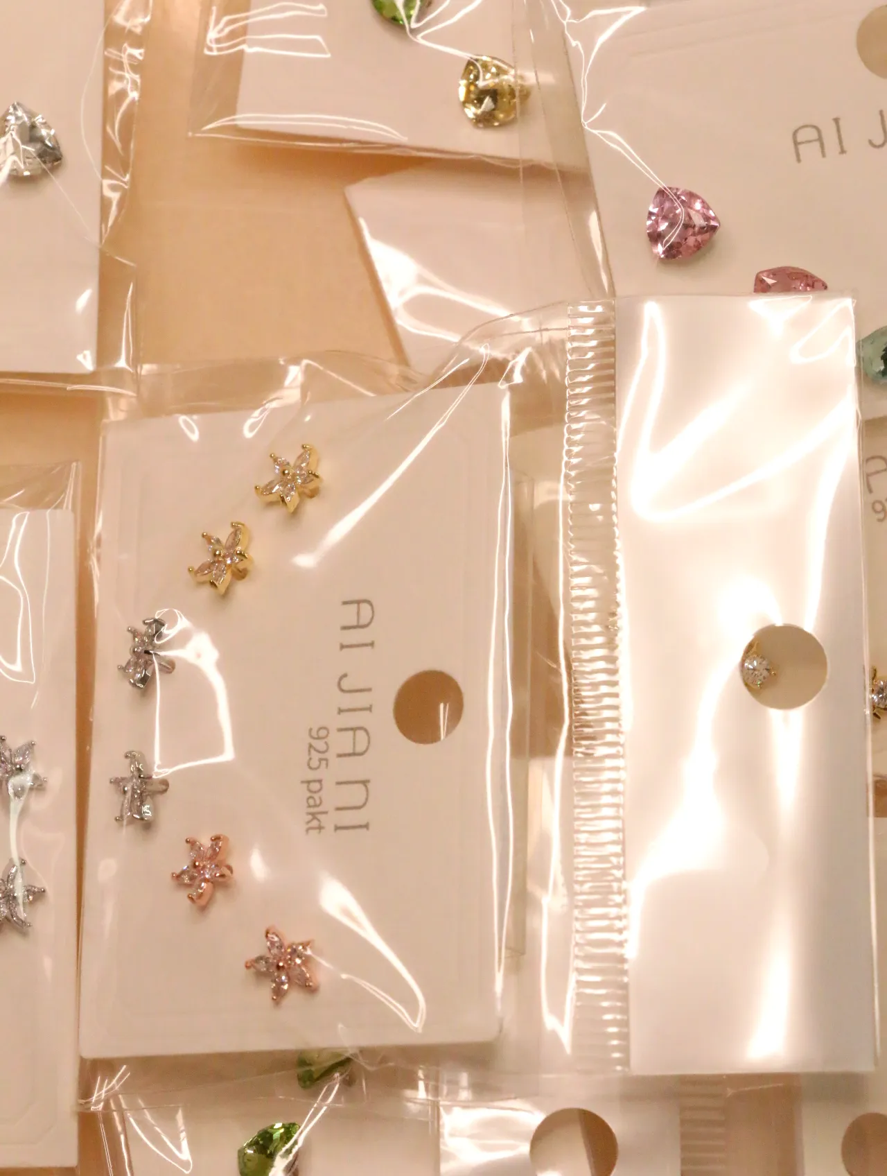 Detalle de pendientes florales con adornos brillantes — lote de pendientes online, vista principal · Lotes Bisutería (0018)
