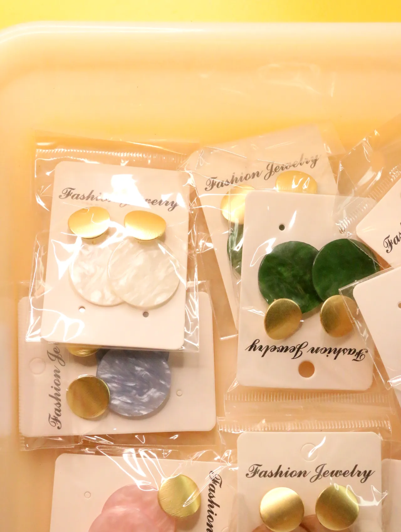Pendientes colgantes blancos, verdes y lilas envasados — lote de pendientes de moda, vista lateral · Lotes Bisutería (0019)