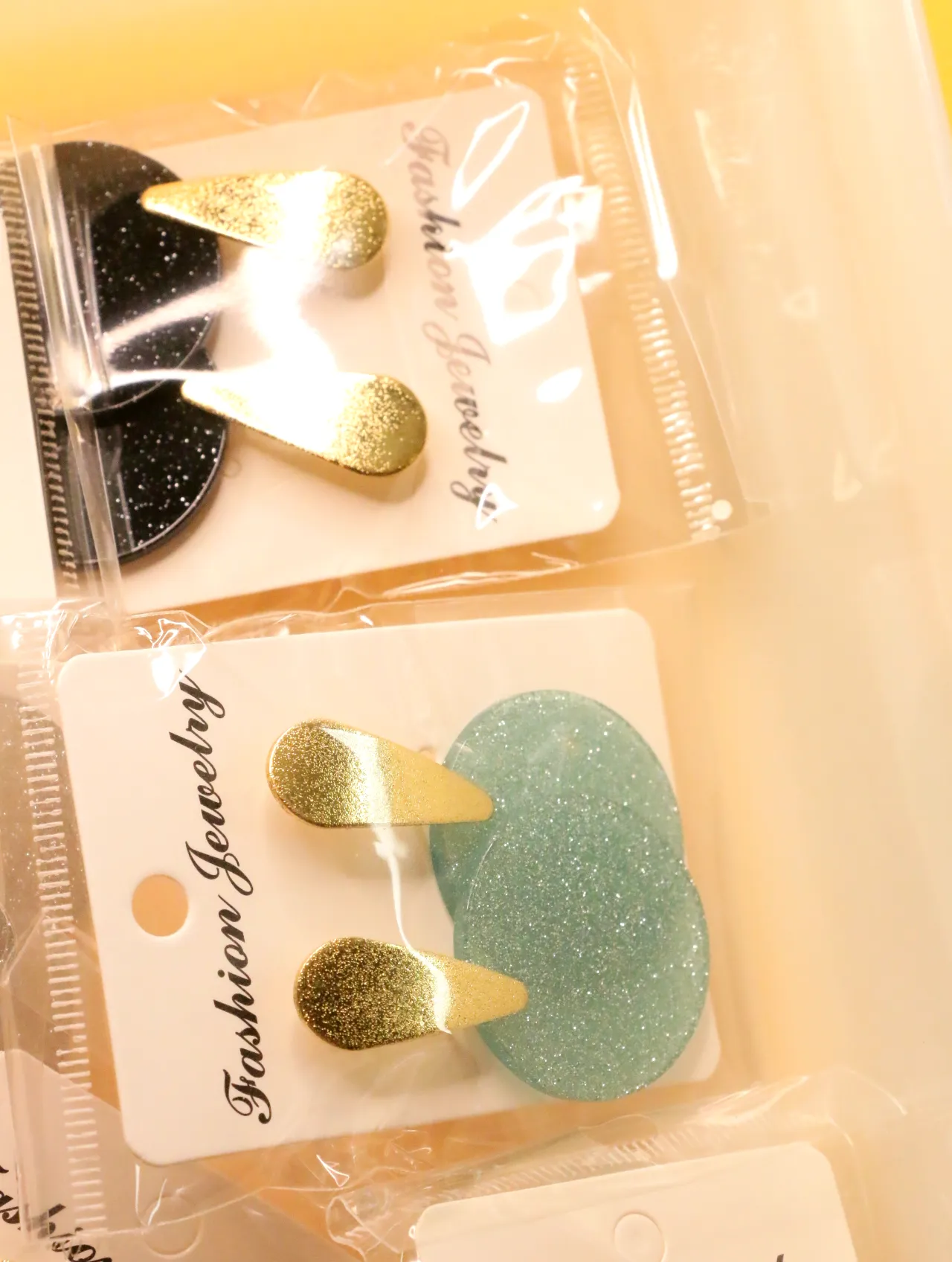 Pendientes de discos verde menta con purpurina y parte superior dorada — lote de pendientes originales, detalle del acabado · Lotes Bisutería (0020)