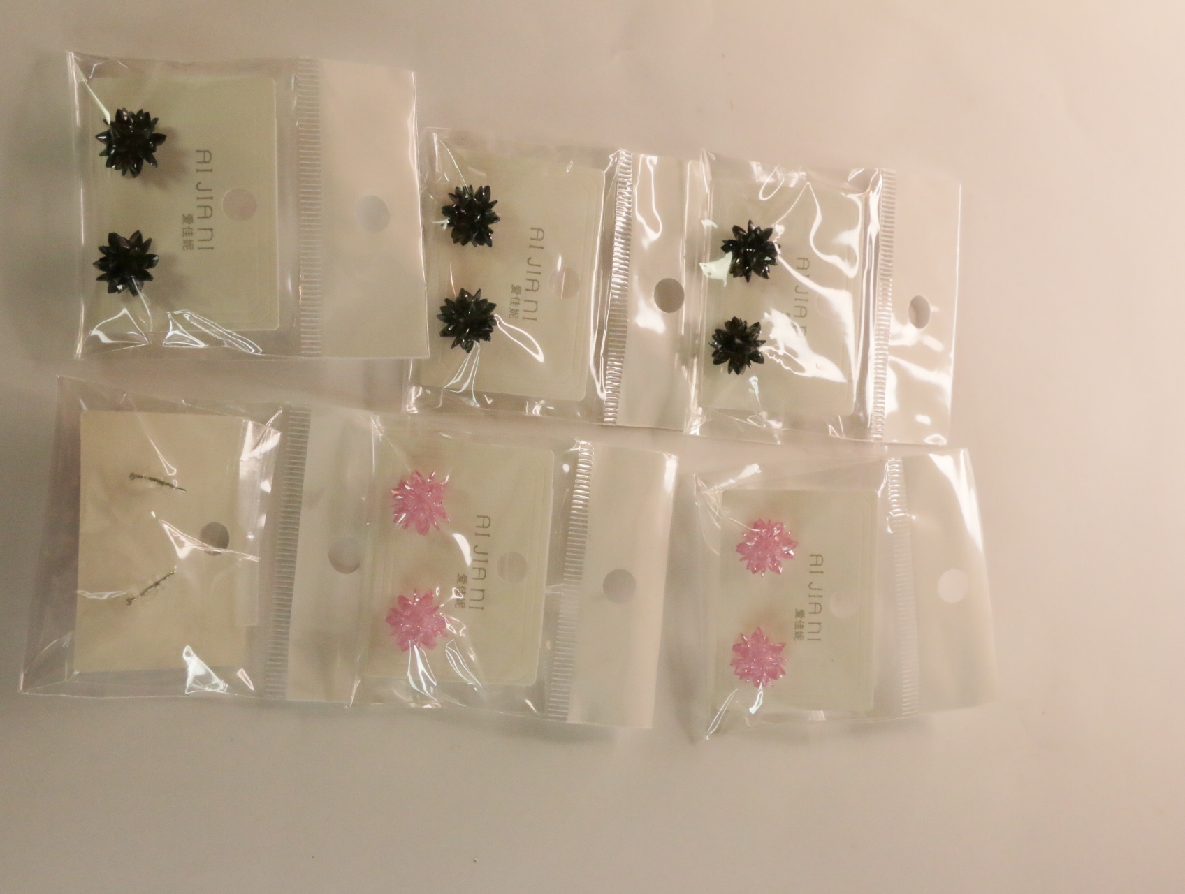 Vista completa del lote de pendientes florales negros y rosas — lote de bisutería para mujer, vista principal · Lotes Bisutería (100)