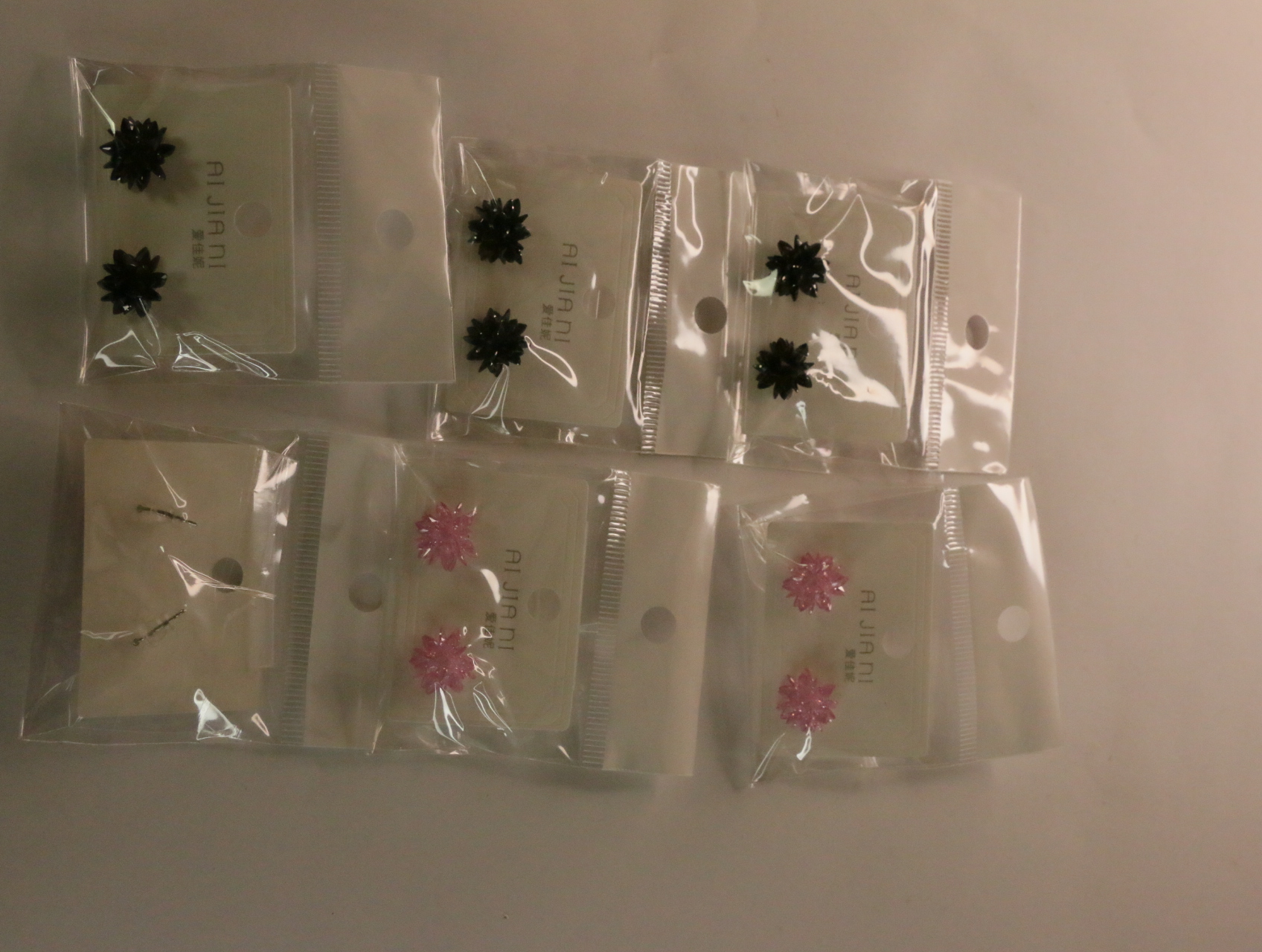 Vista general del lote de pendientes florales en bolsas protectoras — lote de bisutería baratos, detalle · Lotes Bisutería (100)