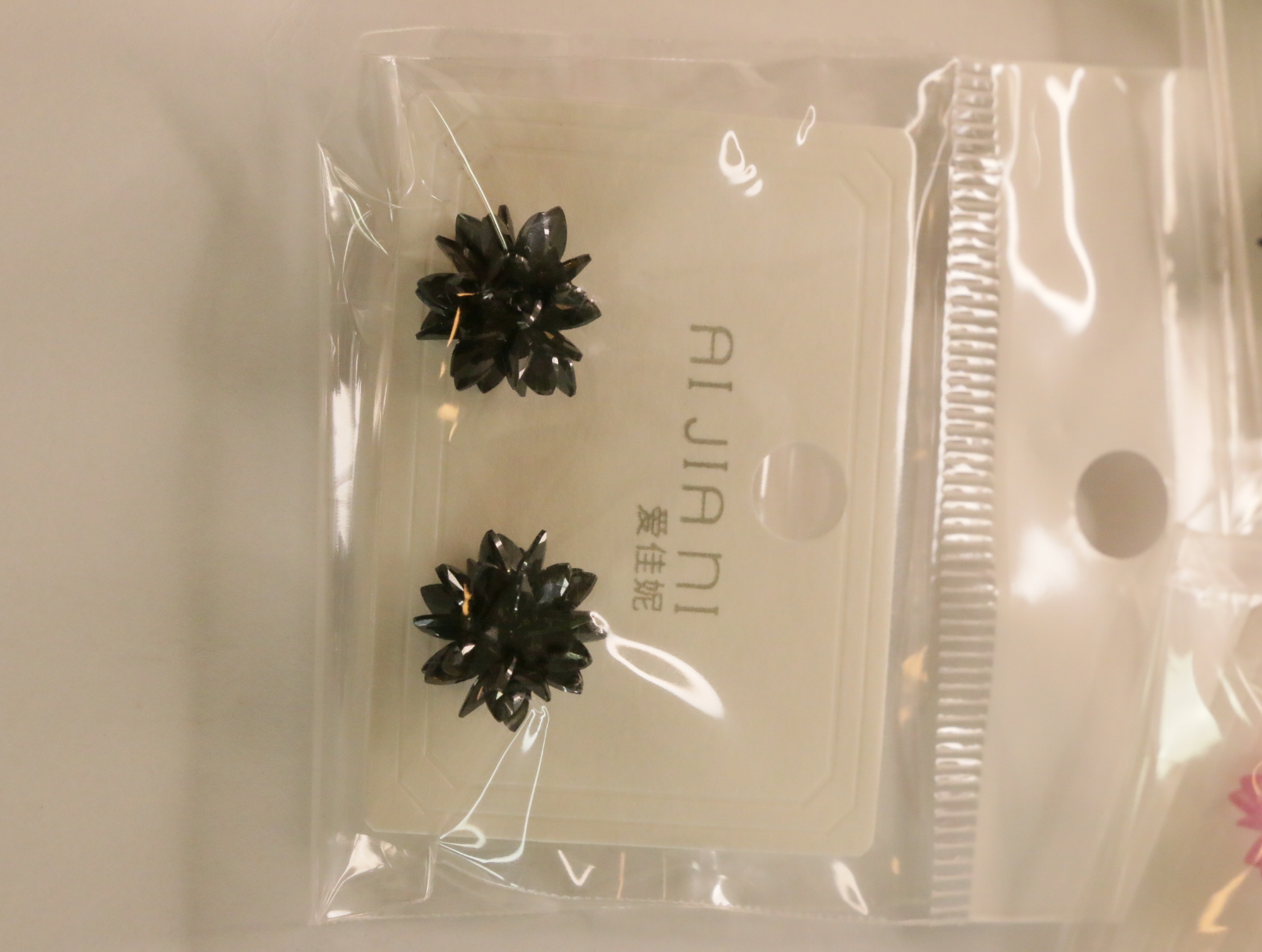 Detalle de pendientes florales negros con pétalos facetados — lote de bisutería dorados, primer plano · Lotes Bisutería (100)