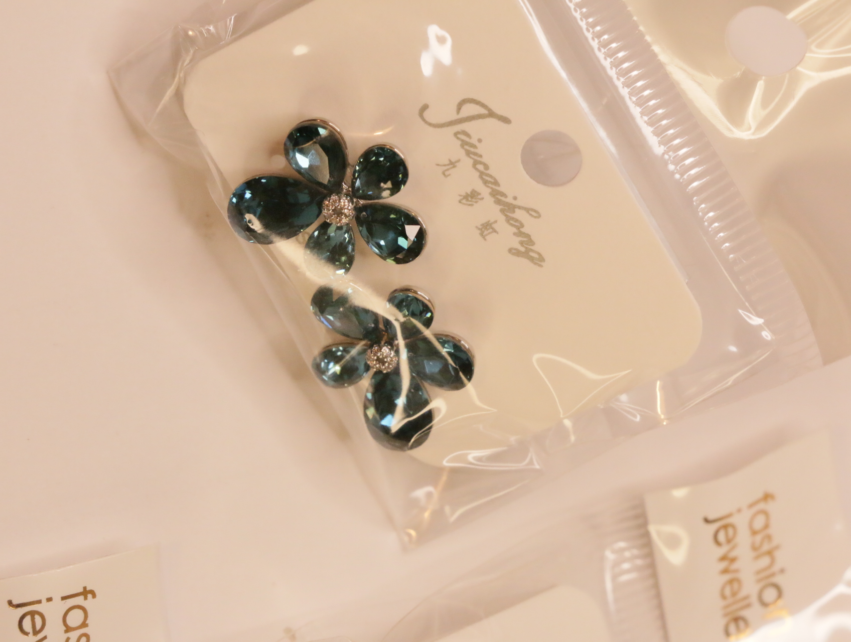 Detalle de pétalos verdes facetados y centros brillantes — lote de bisutería originales, detalle del acabado · Lotes Bisutería (101)