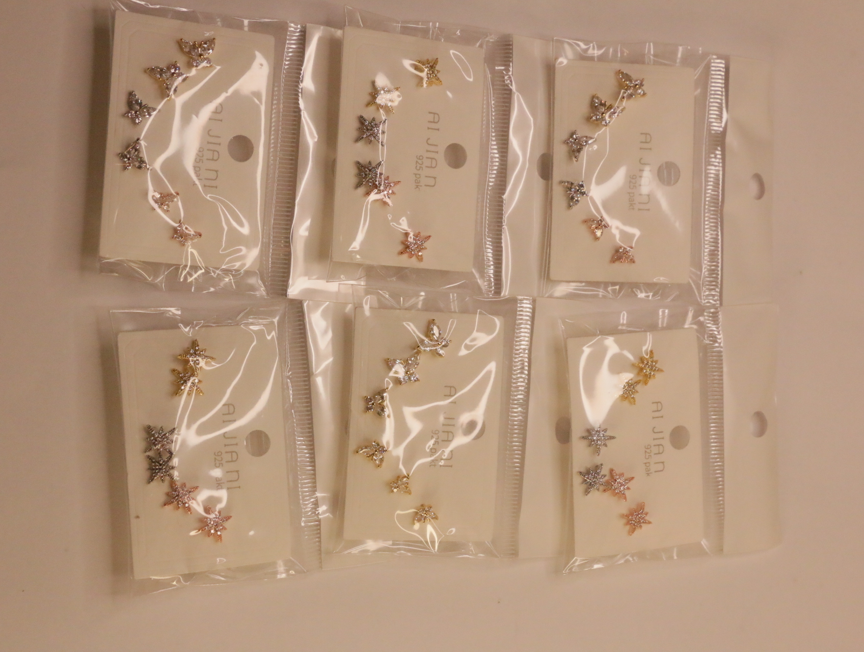Pendientes variados en tarjetas con envoltorio protector — lote de bisutería baratos, detalle · Lotes Bisutería (102)