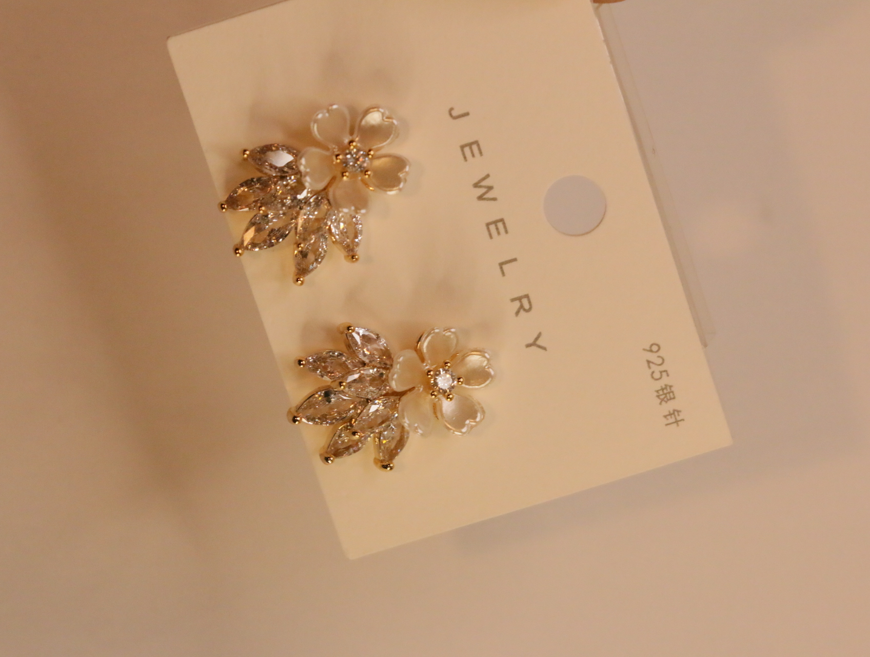 Pendientes florales dorados sin envoltorio con pétalos nacarados — lote de bisutería para mujer, vista principal · Lotes Bisutería (103)