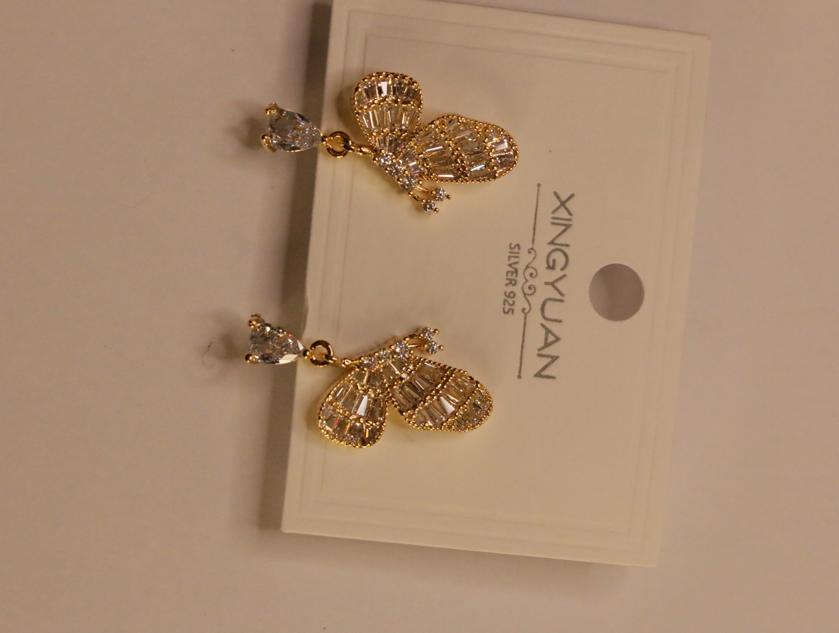 Detalle de pendientes de mariposa con gotas brillantes sobre tarjeta marcada 925 — lote de bisutería baratos, detalle · Lotes Bisutería (104)