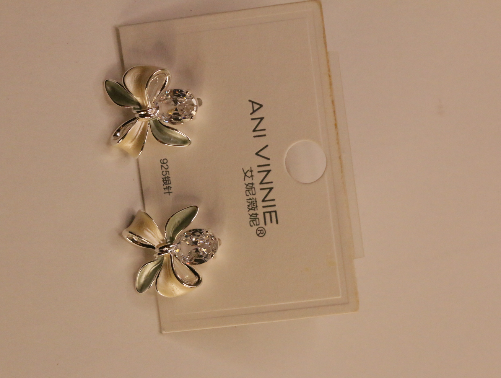 Pendientes florales verdes y crema con piedras transparentes sobre tarjeta — lote de bisutería para mujer, vista principal · Lotes Bisutería (106)