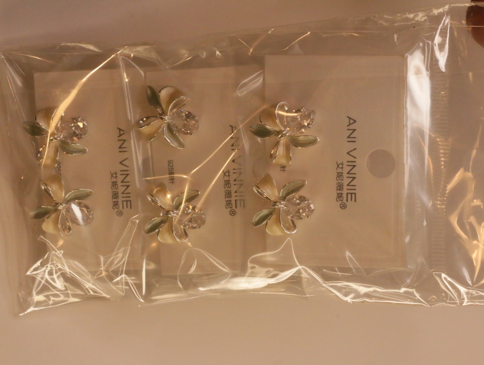 Vista del lote completo de pendientes florales en envoltorio transparente — lote de bisutería baratos, detalle · Lotes Bisutería (106)