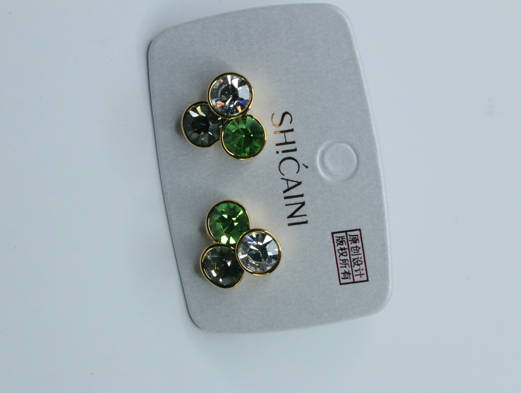 Lote único de destock de pendientes dorados con piedras verdes — lote de bisutería para mujer, vista principal · Lotes Bisutería (107)