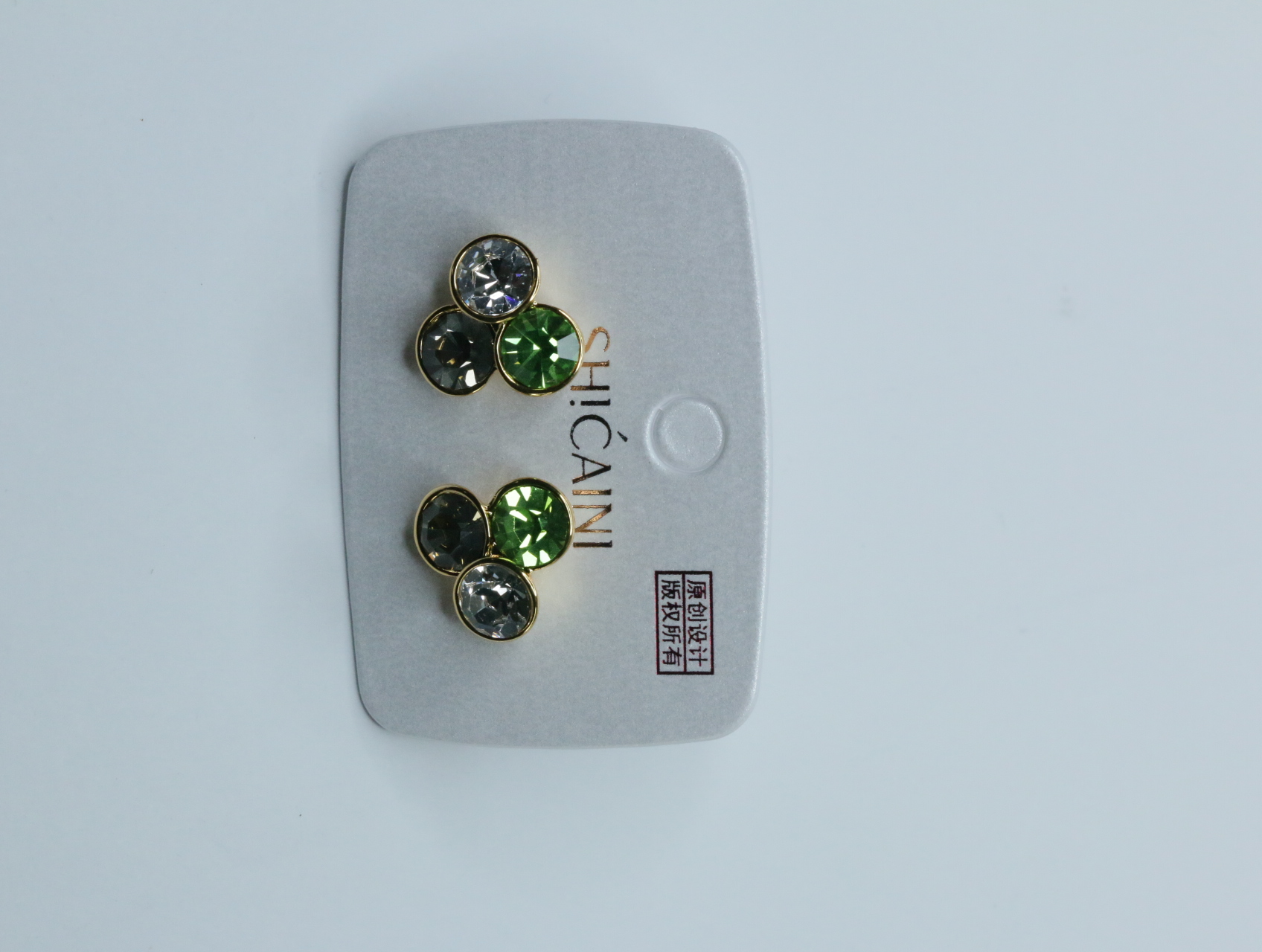 Pendientes de piedras verdes, oscuras y transparentes con borde dorado — lote de bisutería dorados, primer plano · Lotes Bisutería (107)
