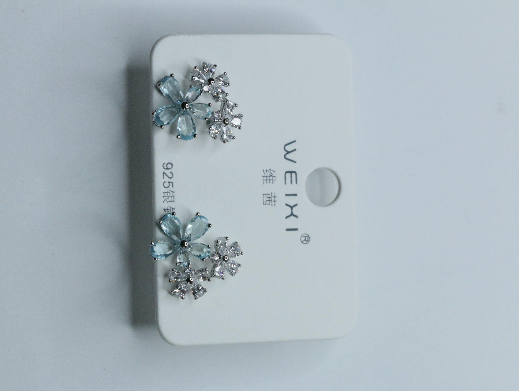 Detalle de pendientes florales azules con adornos brillantes — lote de bisutería para mujer, vista principal · Lotes Bisutería (108)