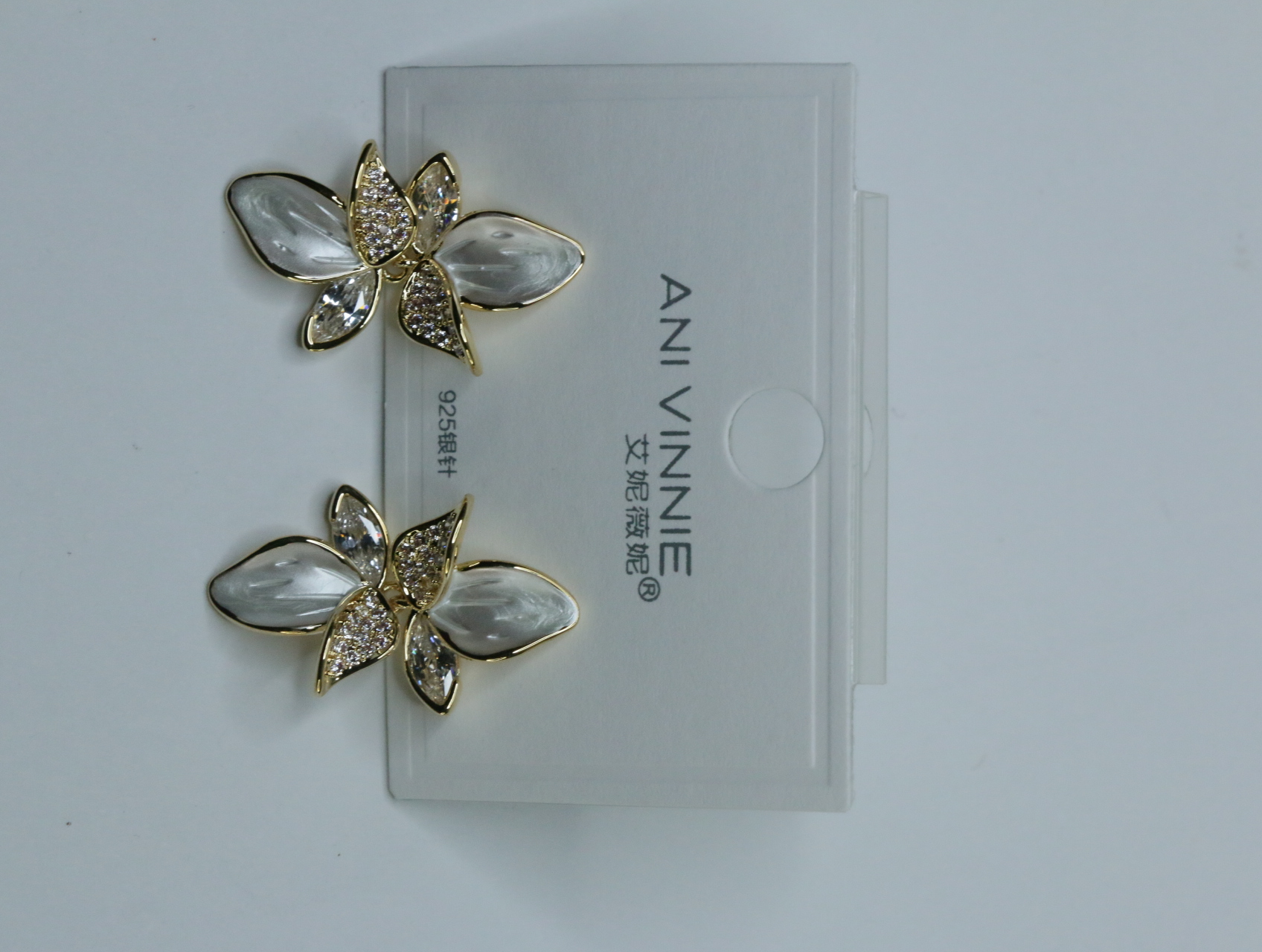 Detalle de pendientes de hojas con adornos translúcidos y brillantes — lote de bisutería para mujer, vista principal · Lotes Bisutería (111)