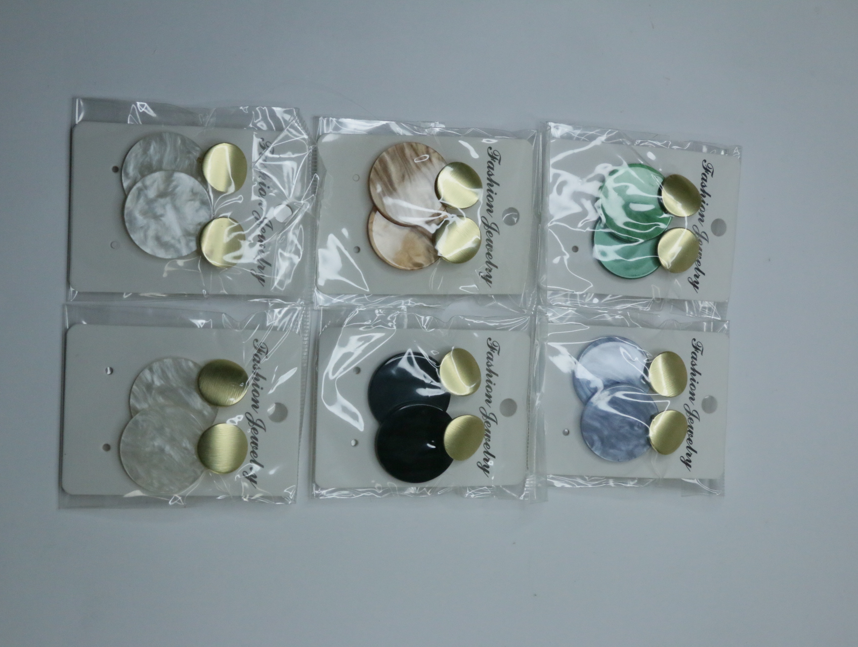 Vista del lote completo de pendientes circulares de colores con acabado dorado — lote de bisutería para mujer, vista principal · Lotes Bisutería (112)