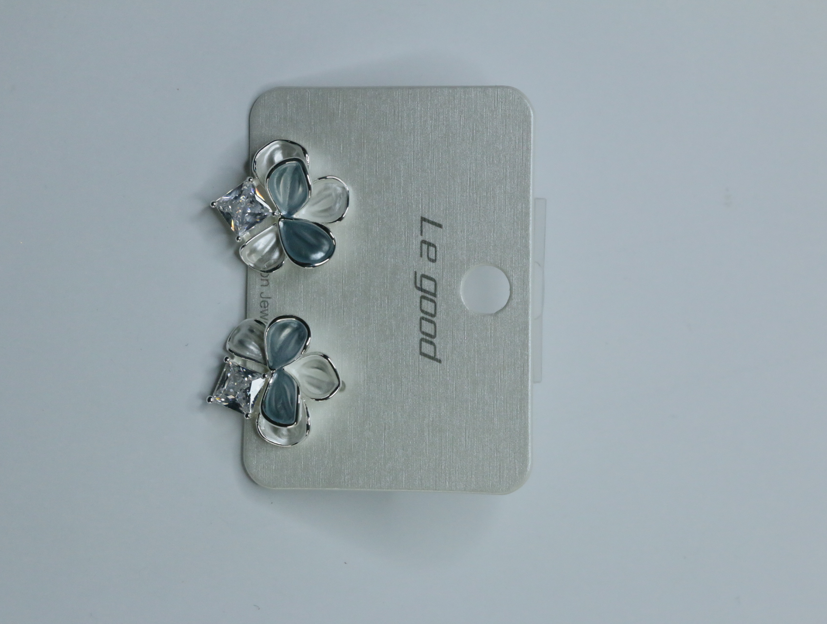 Pendientes florales azules sobre tarjeta expositora — lote de bisutería para mujer, vista principal · Lotes Bisutería (113)