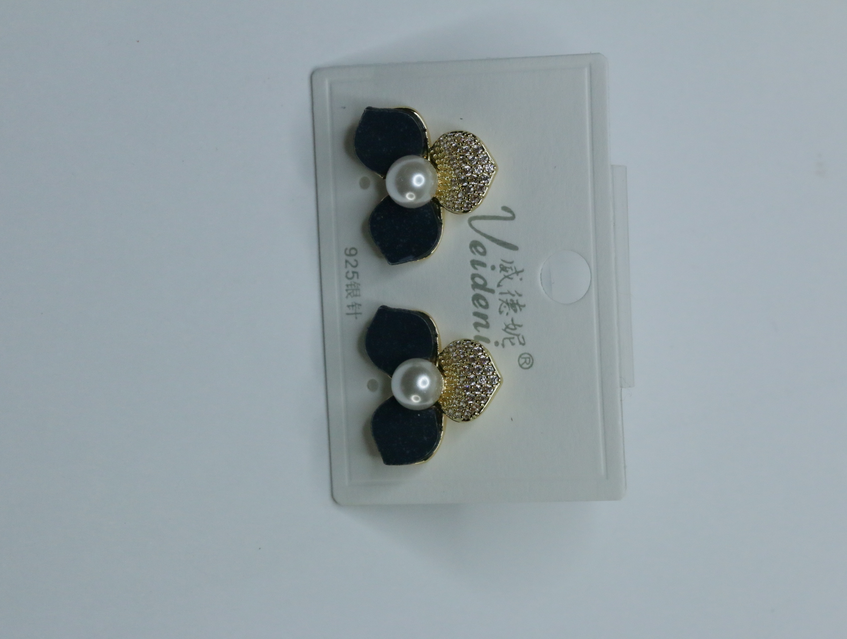 Pendientes florales negros con detalles dorados y centro efecto perla — lote de bisutería para mujer, vista principal · Lotes Bisutería (116)