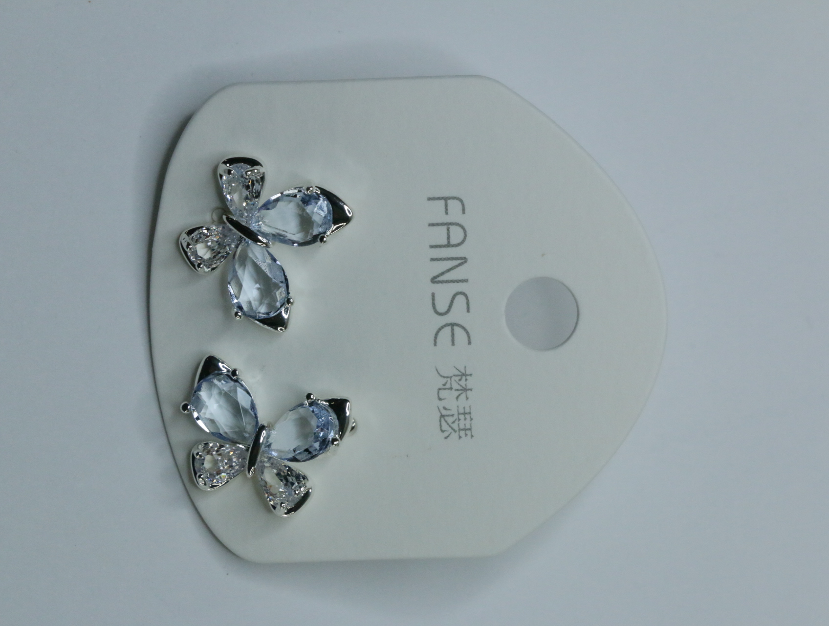 Detalle de pendientes mariposa con piedras decorativas azul claro — lote de bisutería para mujer, vista principal · Lotes Bisutería (117)
