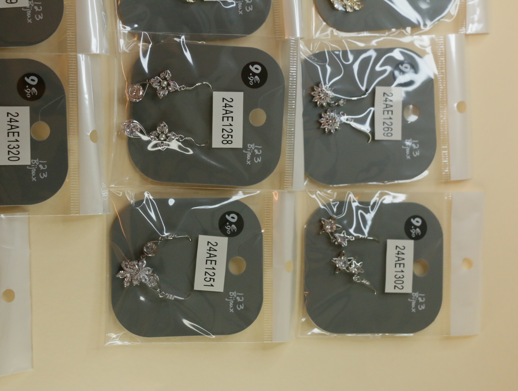 Pendientes florales colgantes de acabado metálico claro en tarjetas — lote de bisutería dorados, primer plano · Lotes Bisutería (119)