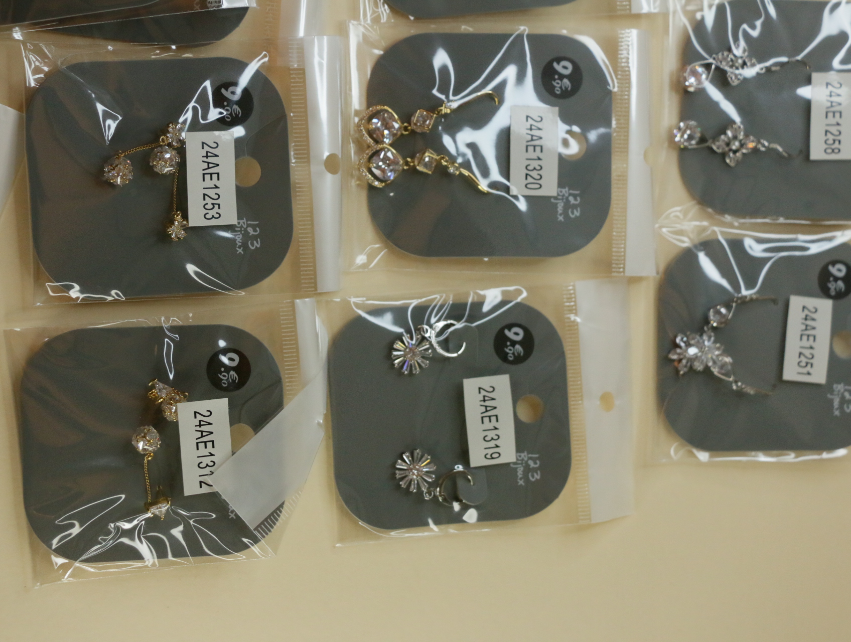 Pendientes circulares y florales con detalles brillantes — lote de bisutería de moda, vista lateral · Lotes Bisutería (119)