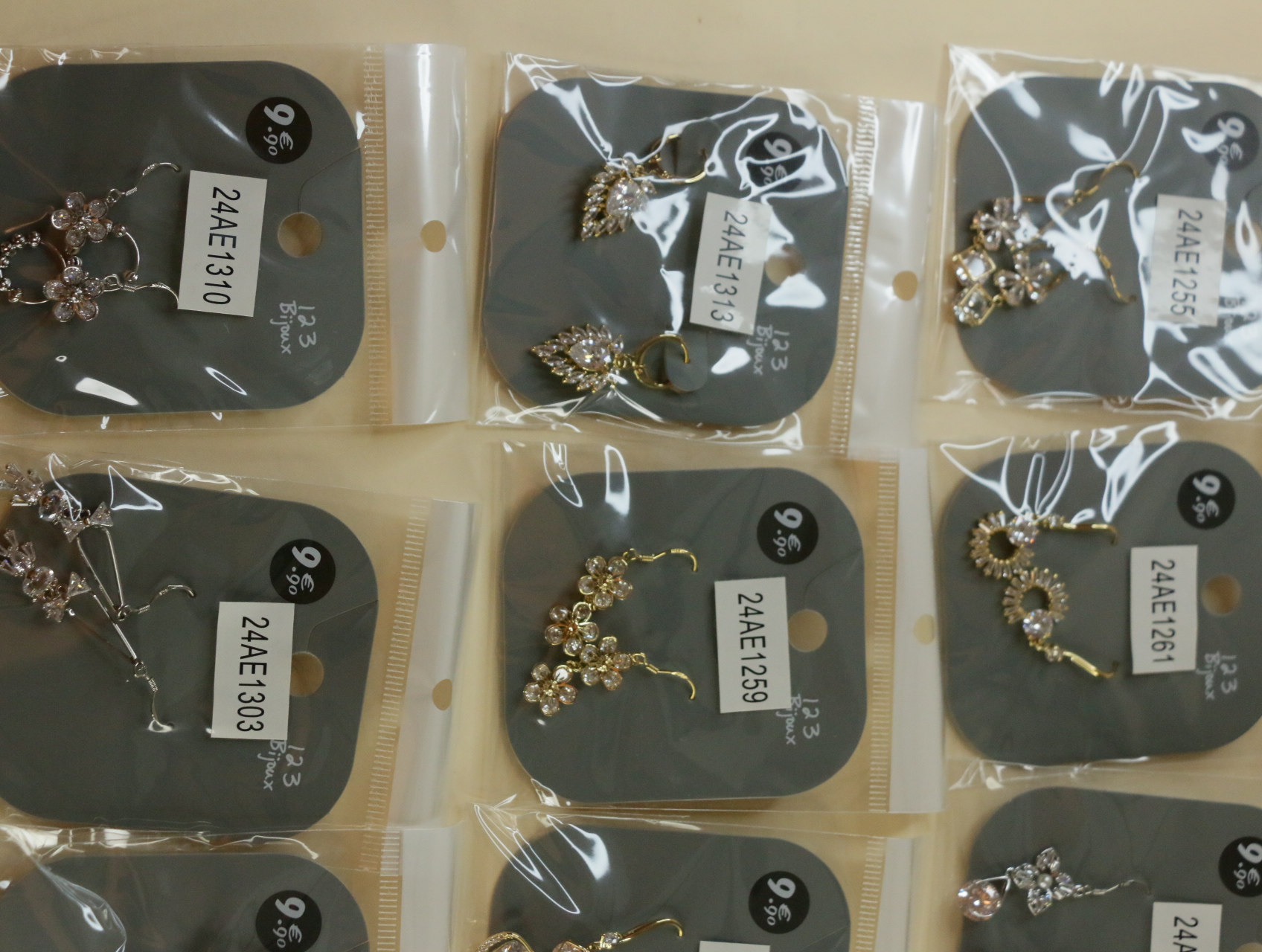 Pendientes colgantes variados con formas florales y de hojas — lote de bisutería originales, detalle del acabado · Lotes Bisutería (119)