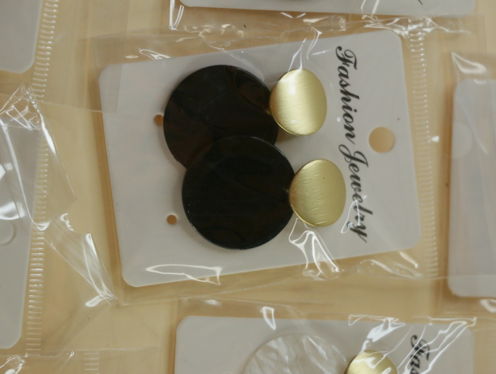 Pendientes de discos negros con detalles dorados — lote de bisutería baratos, detalle · Lotes Bisutería (120)