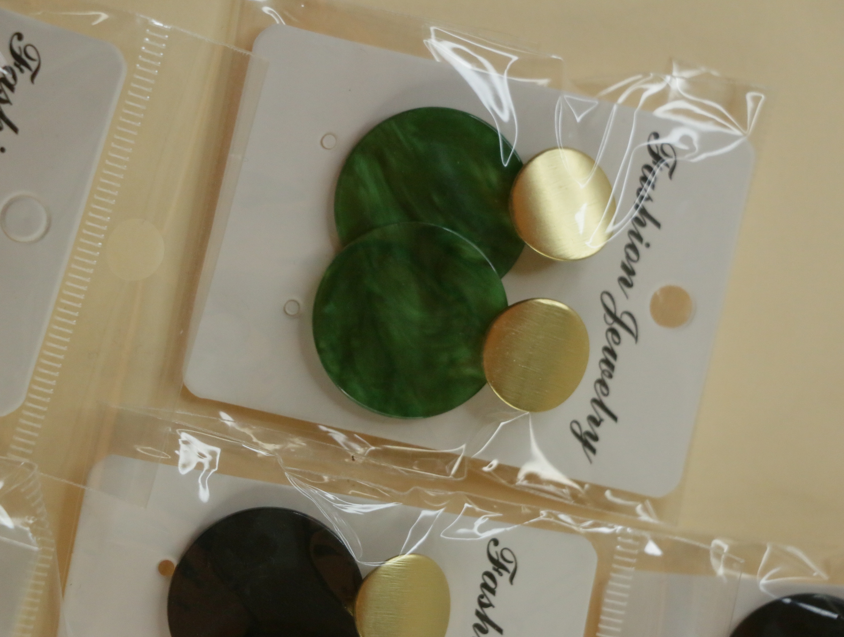 Pendientes de discos verdes con detalles dorados — lote de bisutería dorados, primer plano · Lotes Bisutería (120)