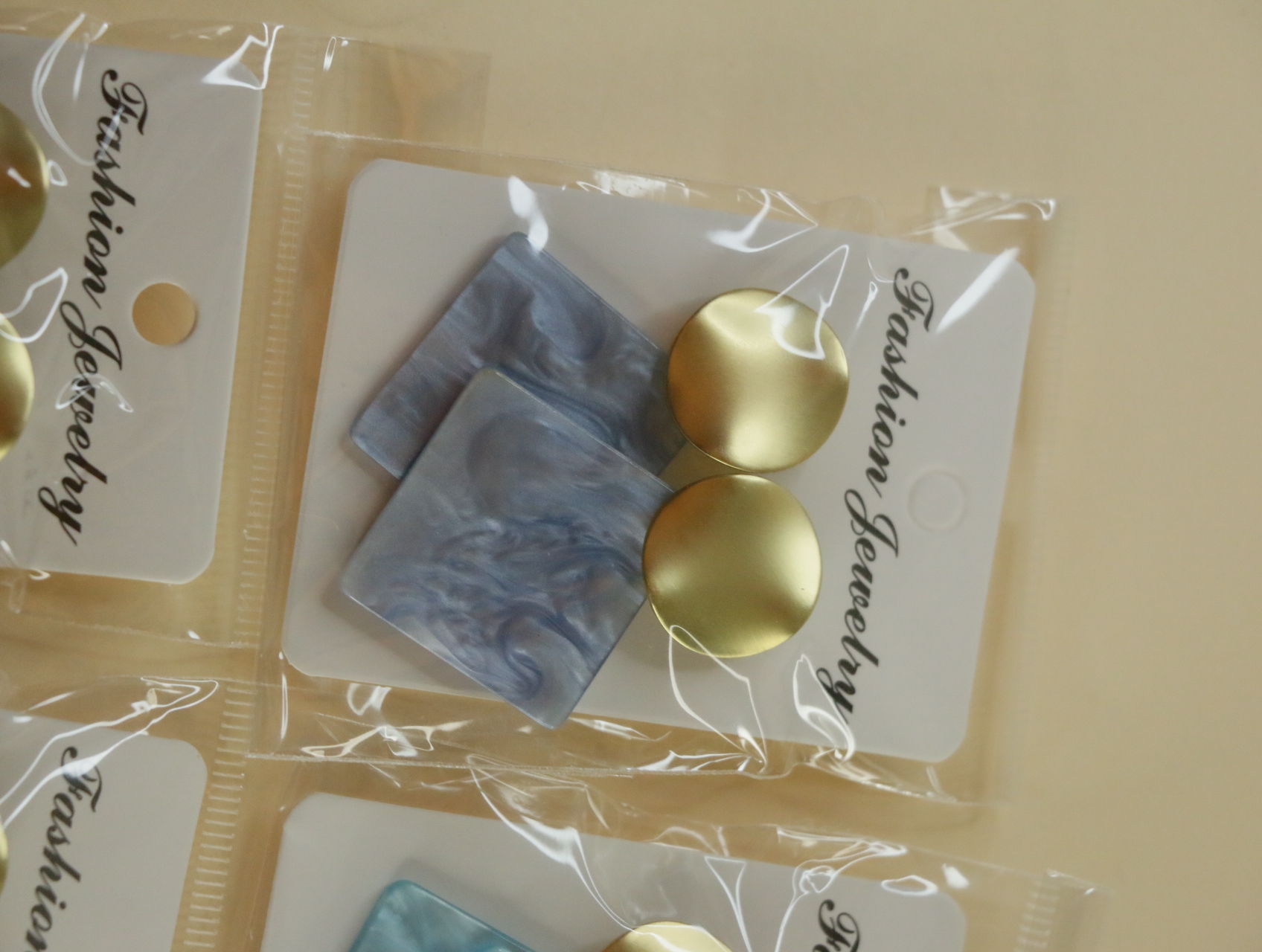 Pendientes azul grisáceo de efecto nacarado con parte superior dorada — lote de bisutería baratos, detalle · Lotes Bisutería (121)