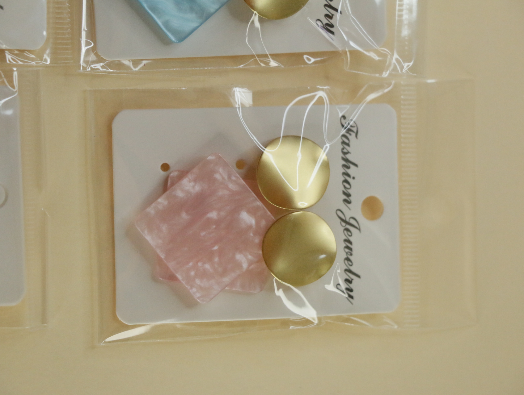 Pendientes geométricos rosas de efecto nacarado — lote de bisutería de moda, vista lateral · Lotes Bisutería (121)