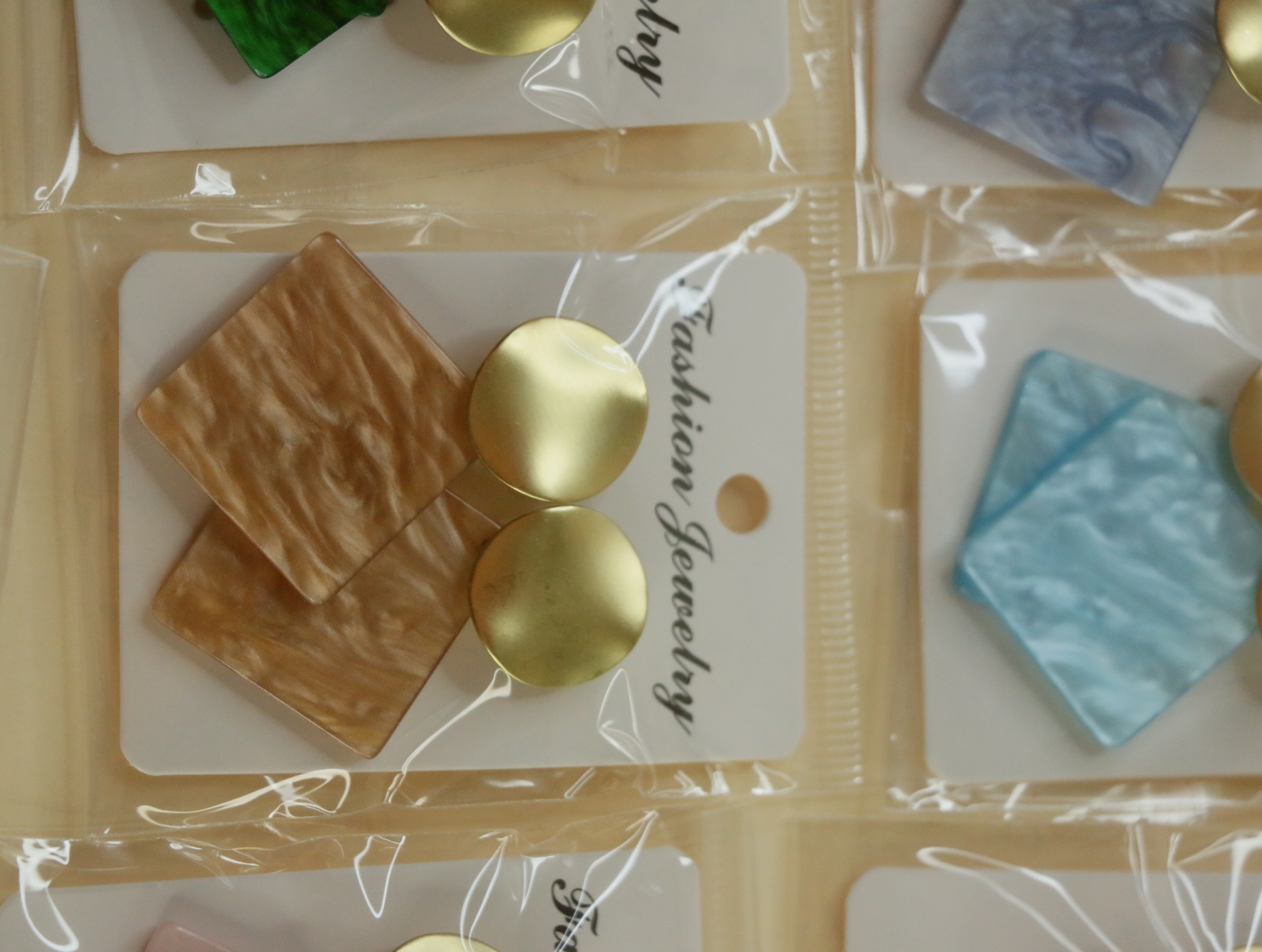 Pendientes color caramelo de efecto nacarado con parte superior dorada — lote de bisutería originales, detalle del acabado · Lotes Bisutería (121)