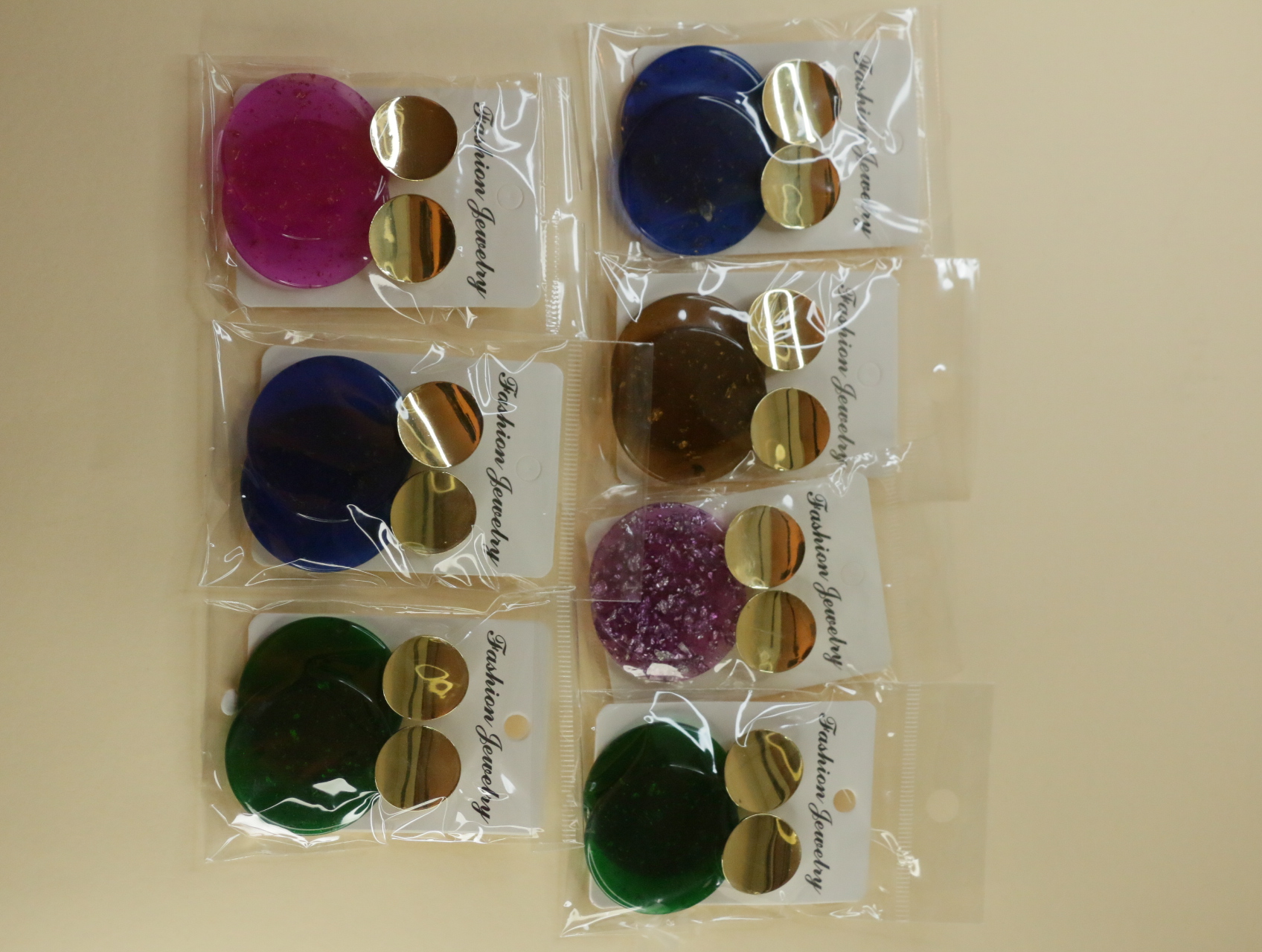 Vista completa del lote de pendientes de colores con discos dorados — lote de bisutería para mujer, vista principal · Lotes Bisutería (122)