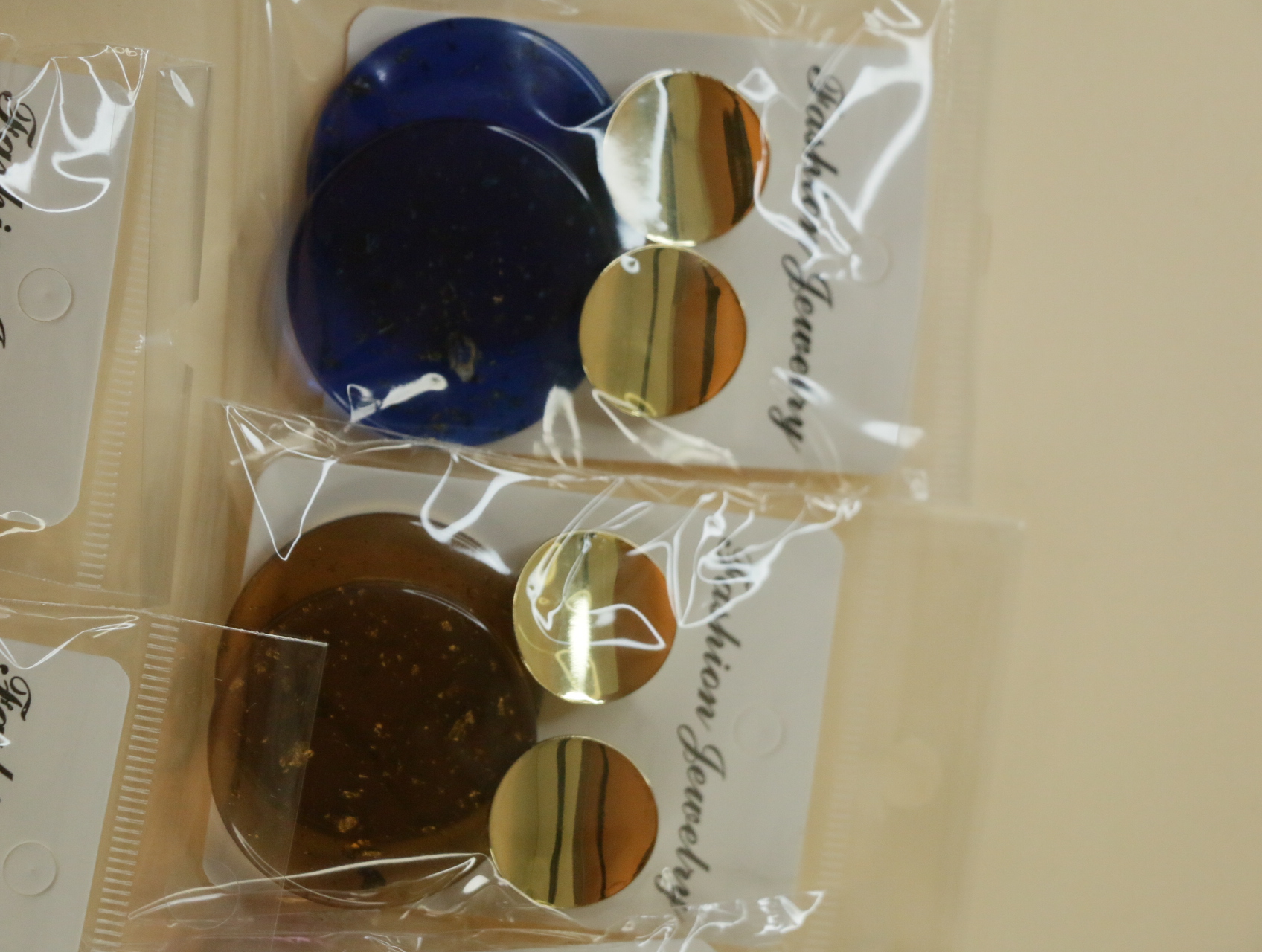 Pendientes azules y ámbar con parte superior dorada brillante — lote de bisutería baratos, detalle · Lotes Bisutería (122)