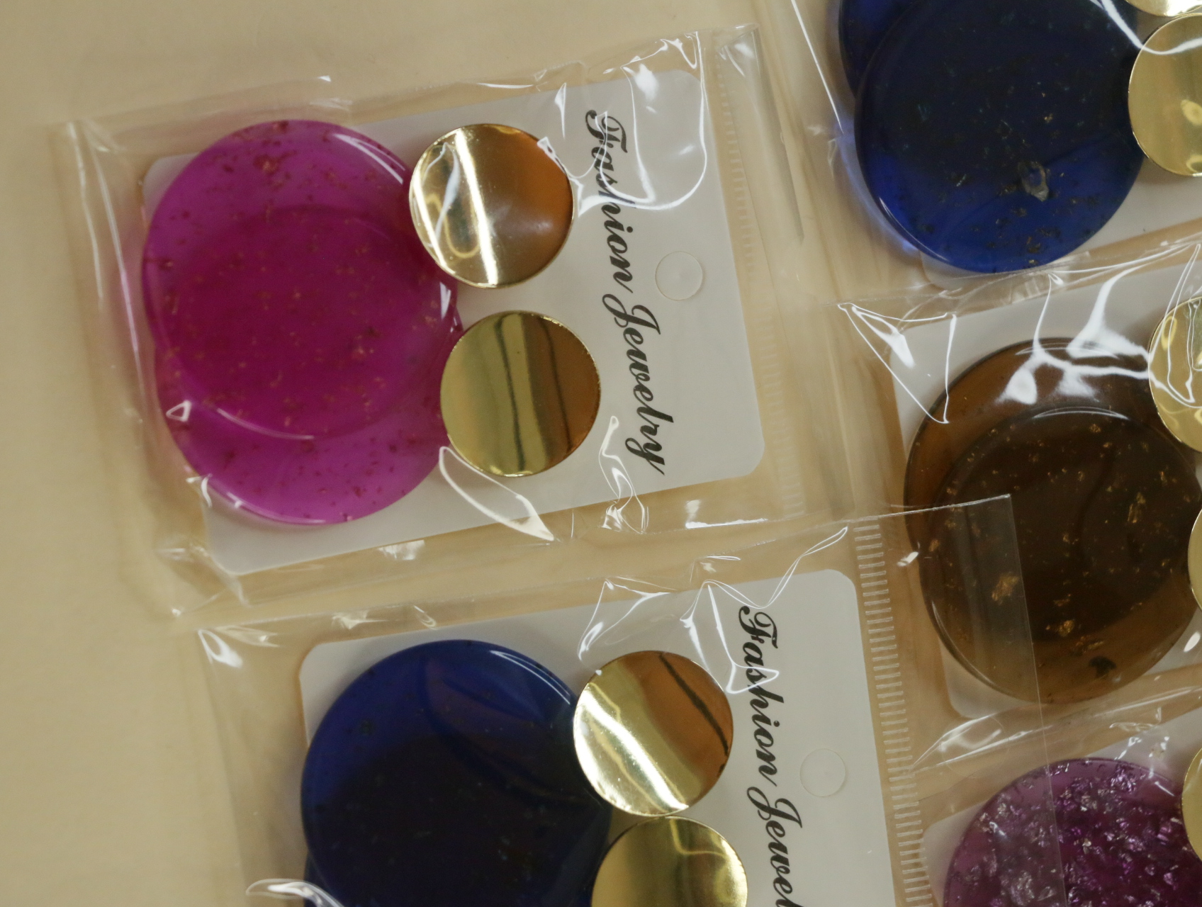 Pendientes colgantes redondeados rosas y azules en bolsas protectoras — lote de bisutería originales, detalle del acabado · Lotes Bisutería (122)