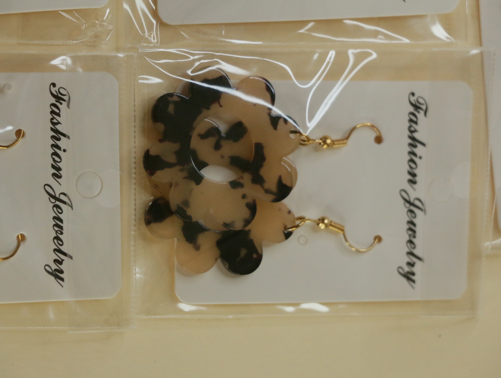 Pendientes flor efecto carey en beige y tonos oscuros — lote de bisutería de moda, vista lateral · Lotes Bisutería (123)
