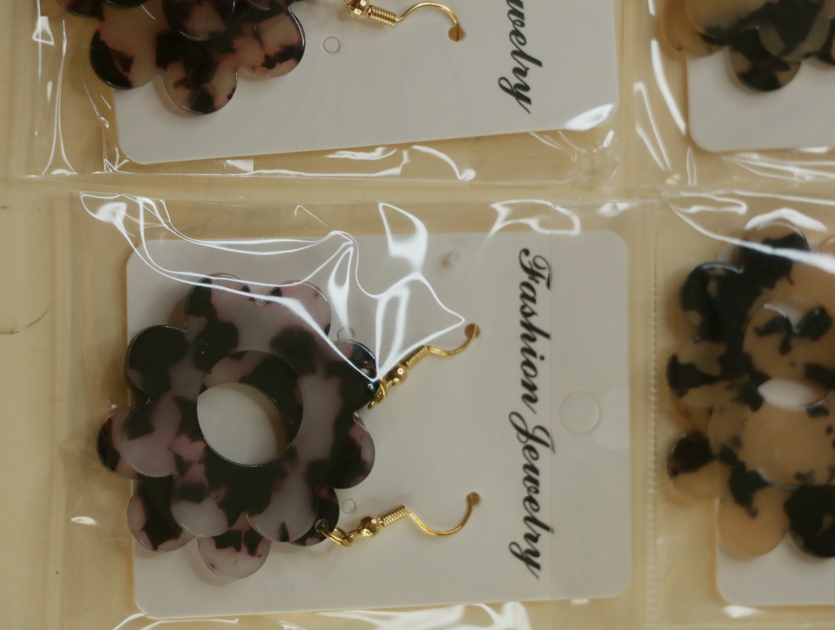 Pendientes flor moteados en rosa suave y tonos oscuros — lote de bisutería originales, detalle del acabado · Lotes Bisutería (123)