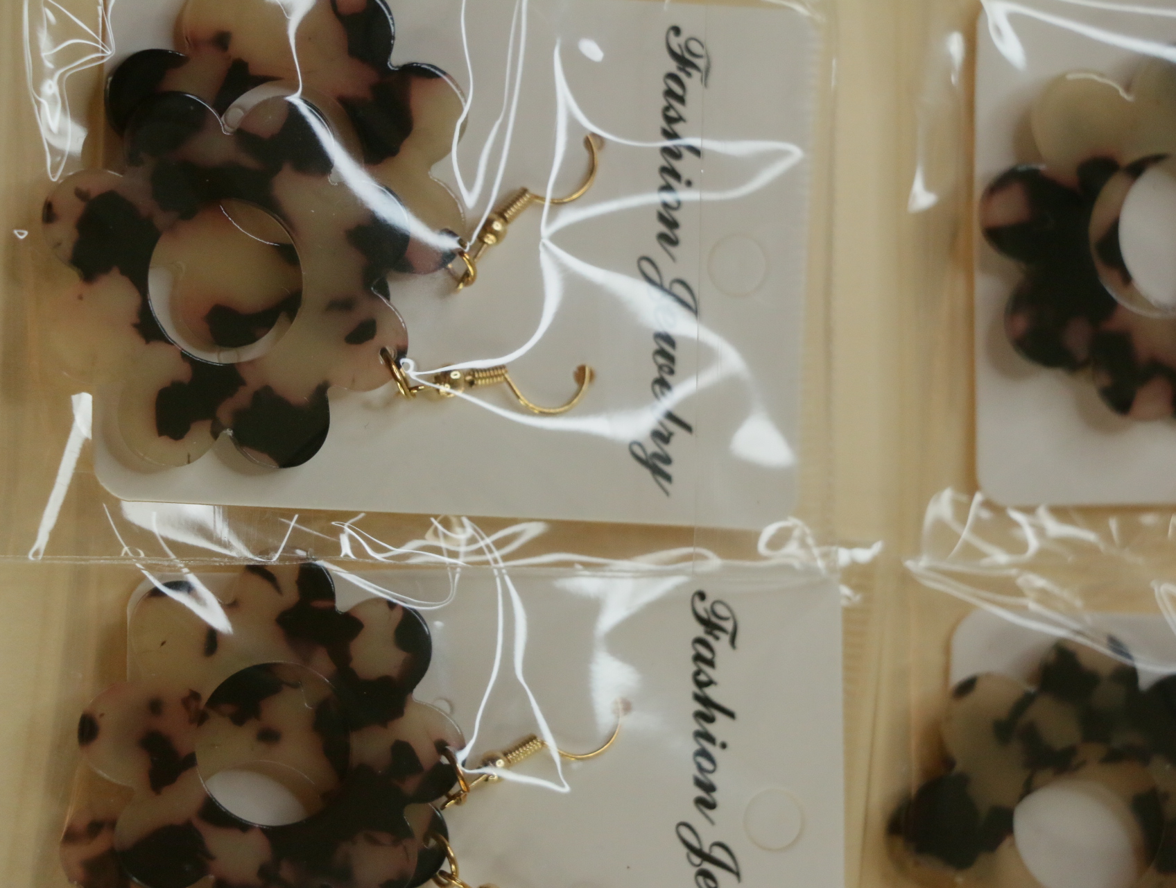 Detalle de pendientes flor sobre tarjetas expositoras — lote de bisutería online, vista principal · Lotes Bisutería (123)