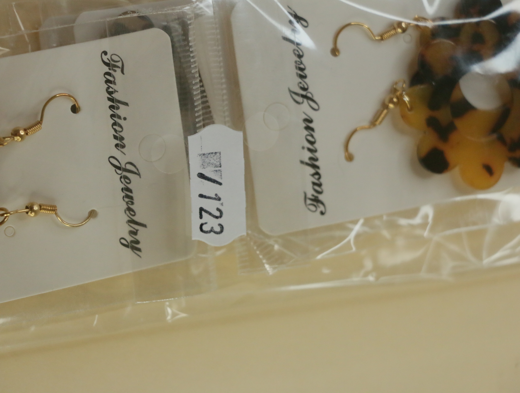 Lote único de destock de pendientes flor efecto carey — lote de bisutería para mujer, detalle · Lotes Bisutería (123)