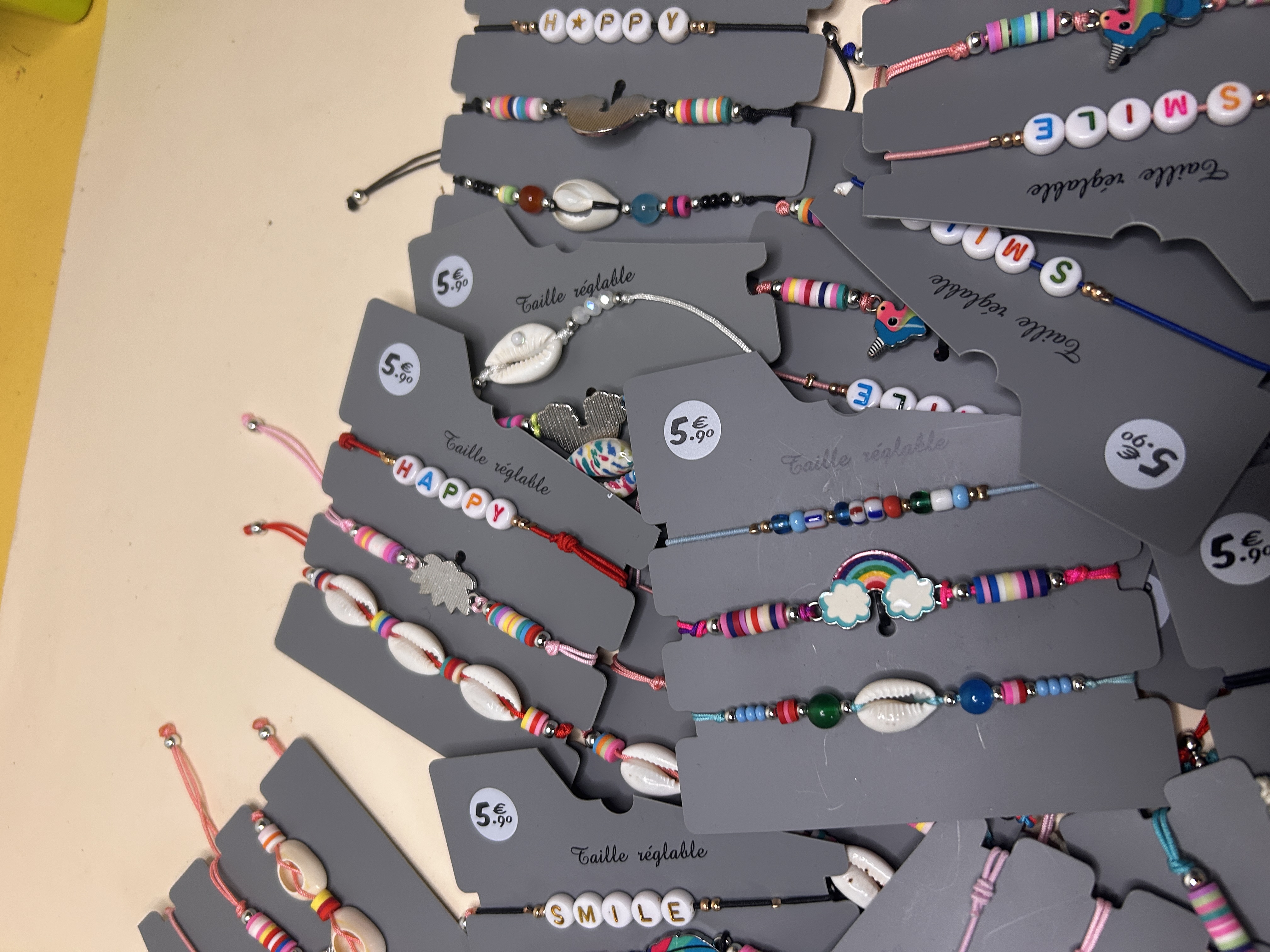 Lote al por mayor: Pulseras Ajustables Boho con Conchas Cowrie y Cuentas de Colores - Diseños Variados