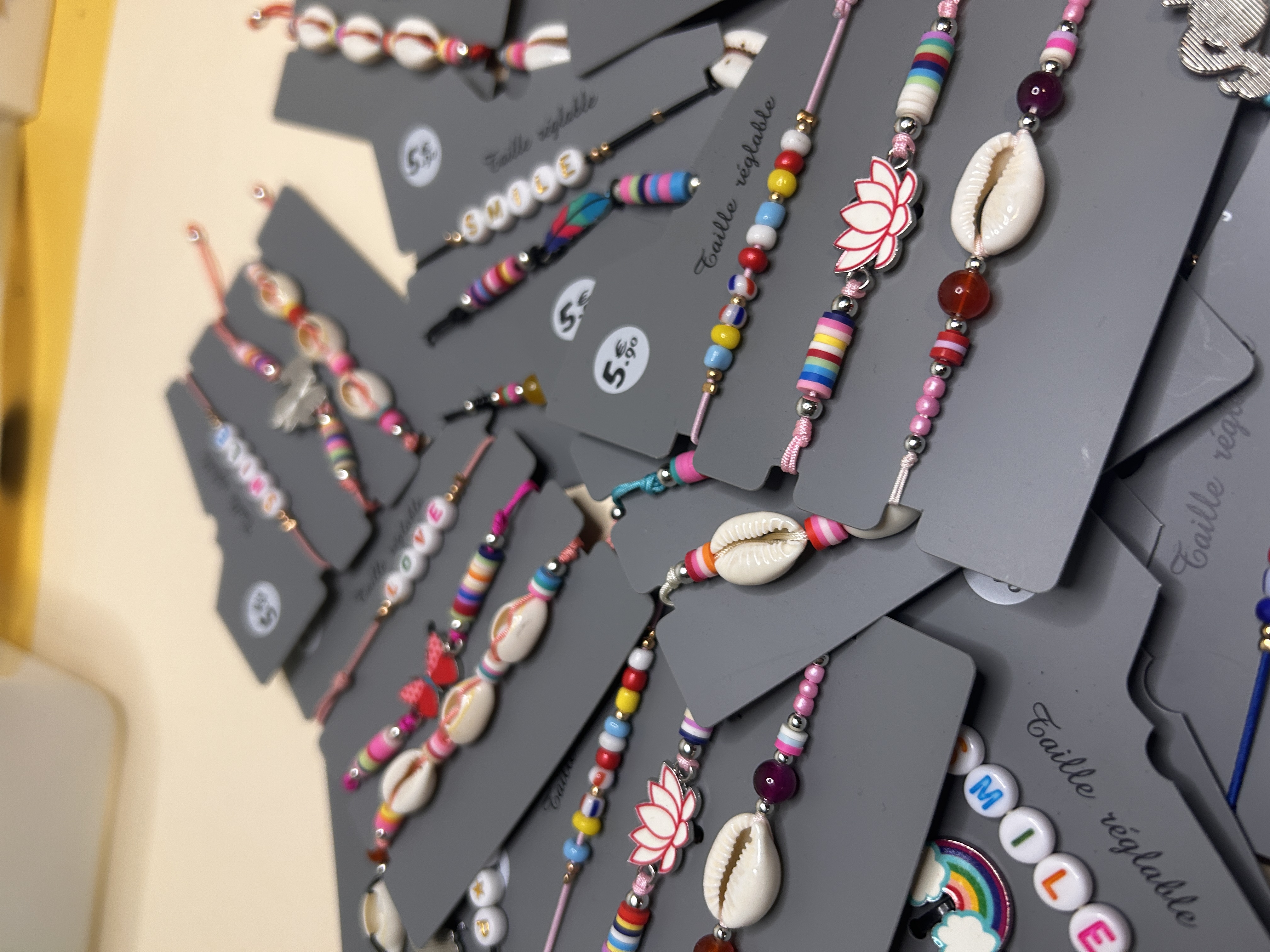 Lote al por mayor: Pulseras Ajustables Boho con Conchas Cowrie y Cuentas de Colores - Diseños Variados