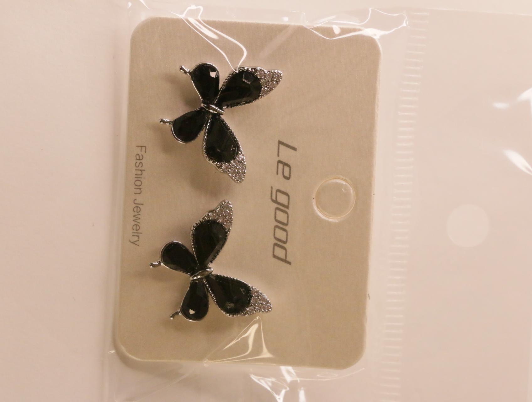 Detalle de pendientes de mariposa negros con toques brillantes — lote de bisutería baratos, detalle · Lotes Bisutería (90)