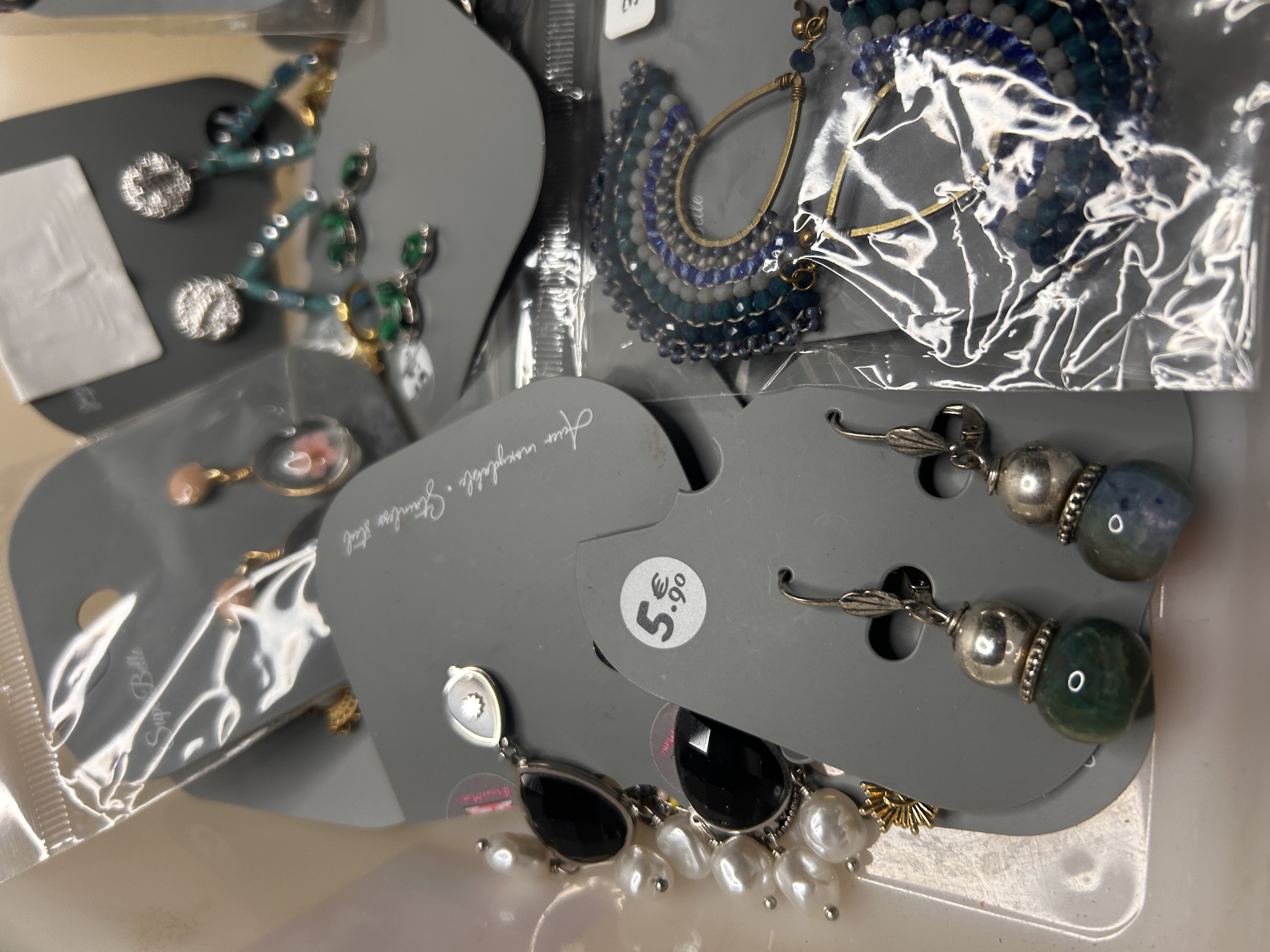 Detalle de pendientes colgantes con piedras y cuentas en cartón — lote de pendientes baratos, detalle · Lotes Bisutería (92-BOBH)