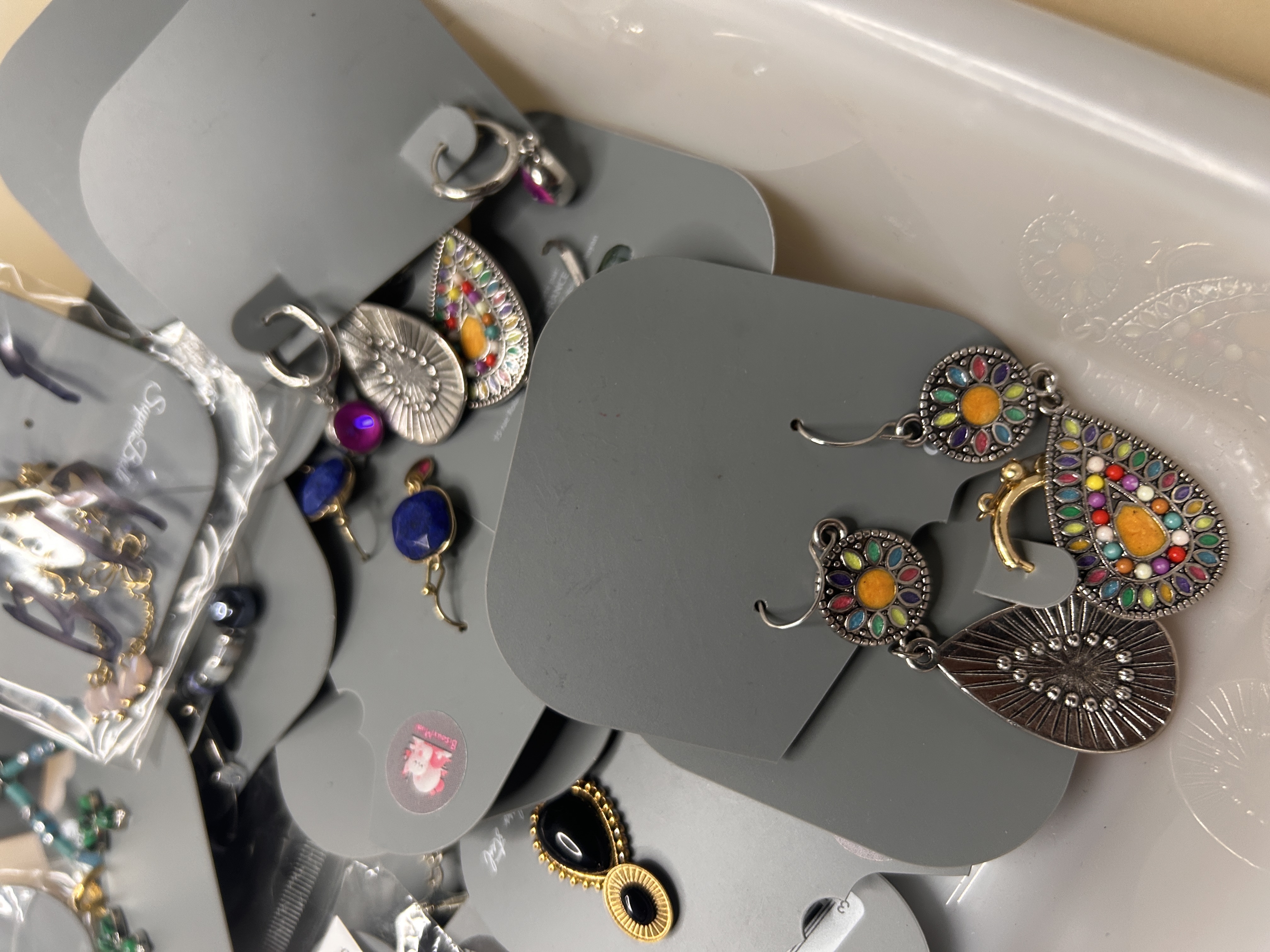 Detalle de pendientes con motivos florales esmaltados y plateados — lote de pendientes de moda, vista lateral · Lotes Bisutería (92-BOBH)